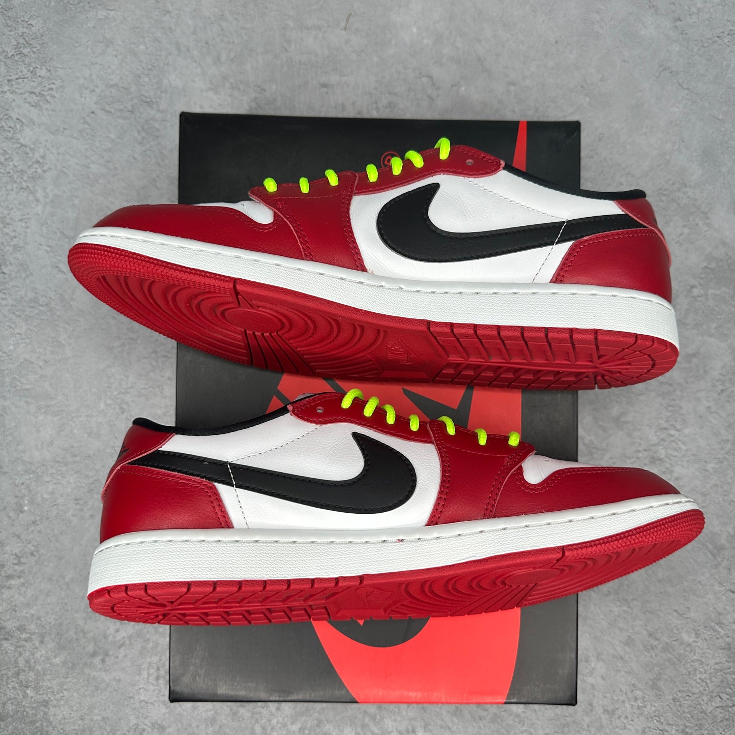 Jordan 1 Retro Low OG Chicago (2025) *pre-owned* SIZE 11.5