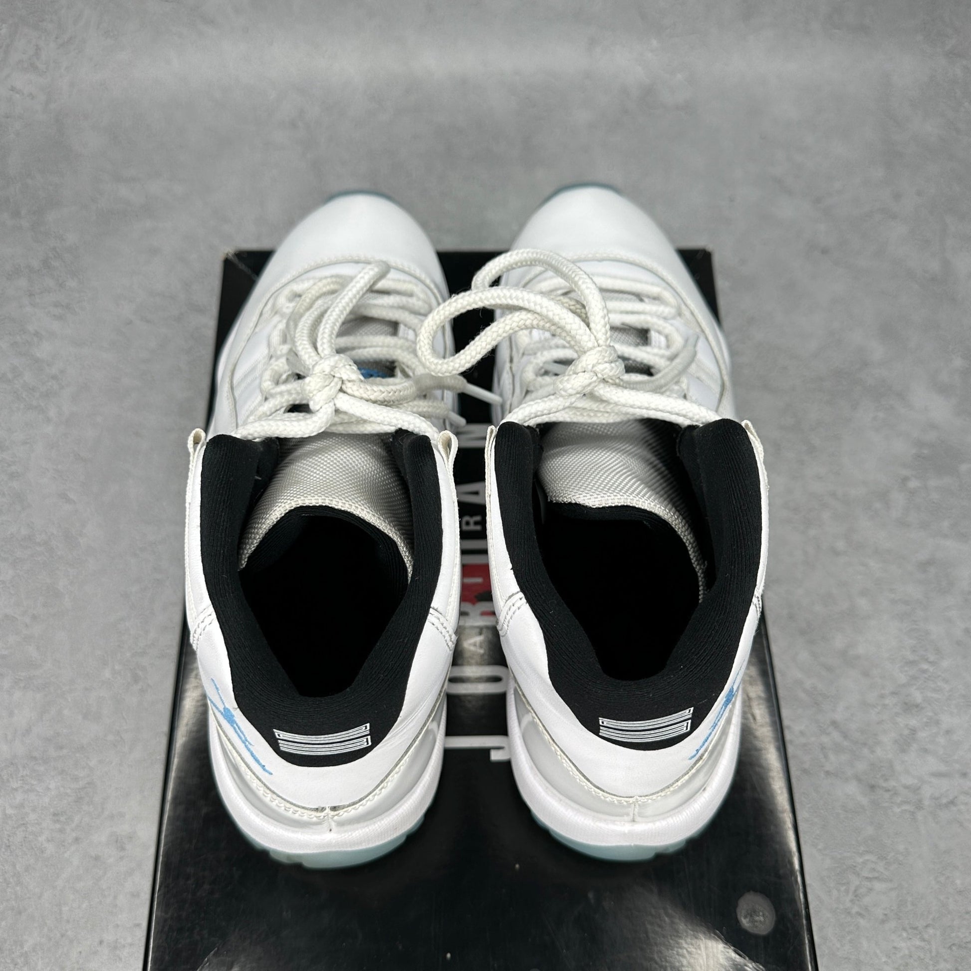 Jordan 11 Retro Legend Blue (2024) *pre-owned* SIZE 9