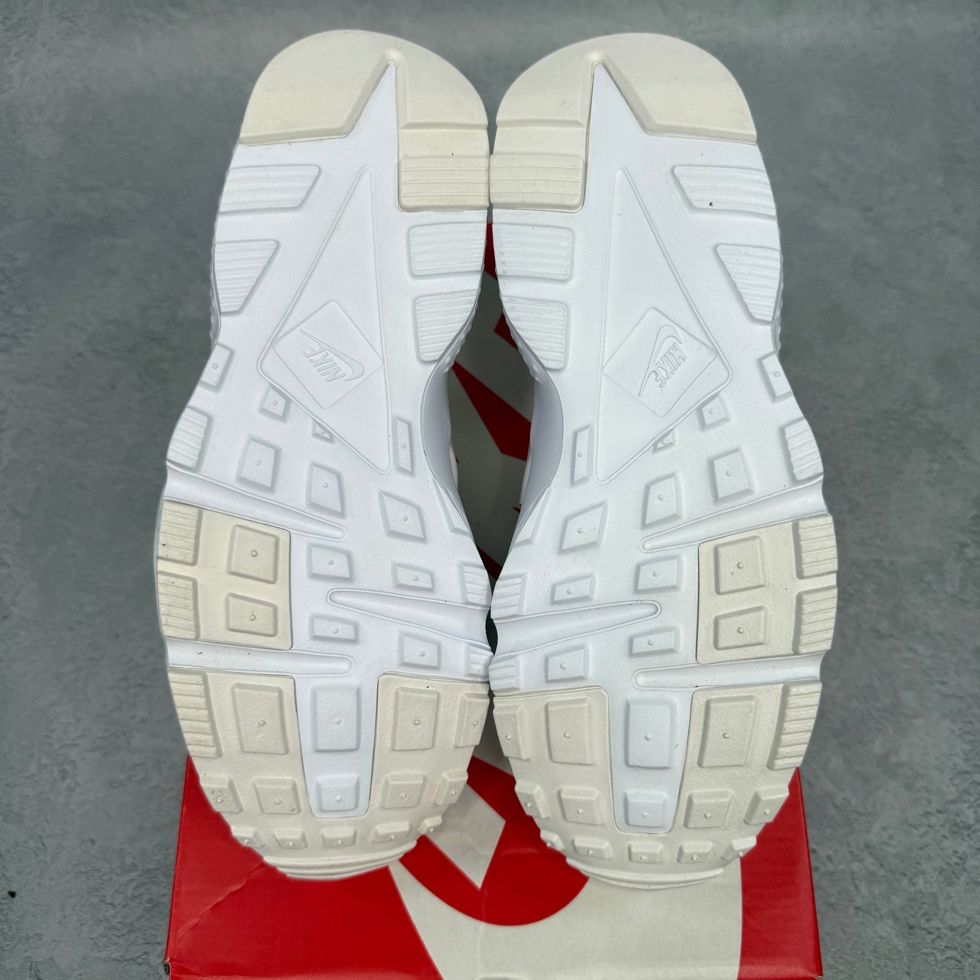 Nike Air Huarache Run White Pure Platinum (GS) *pre - owned* SIZE 6.5Y - Kicks Collective PA - Nike - 654275 - 110 - Kid's Shoes - 6.5Y - Pre - Owned