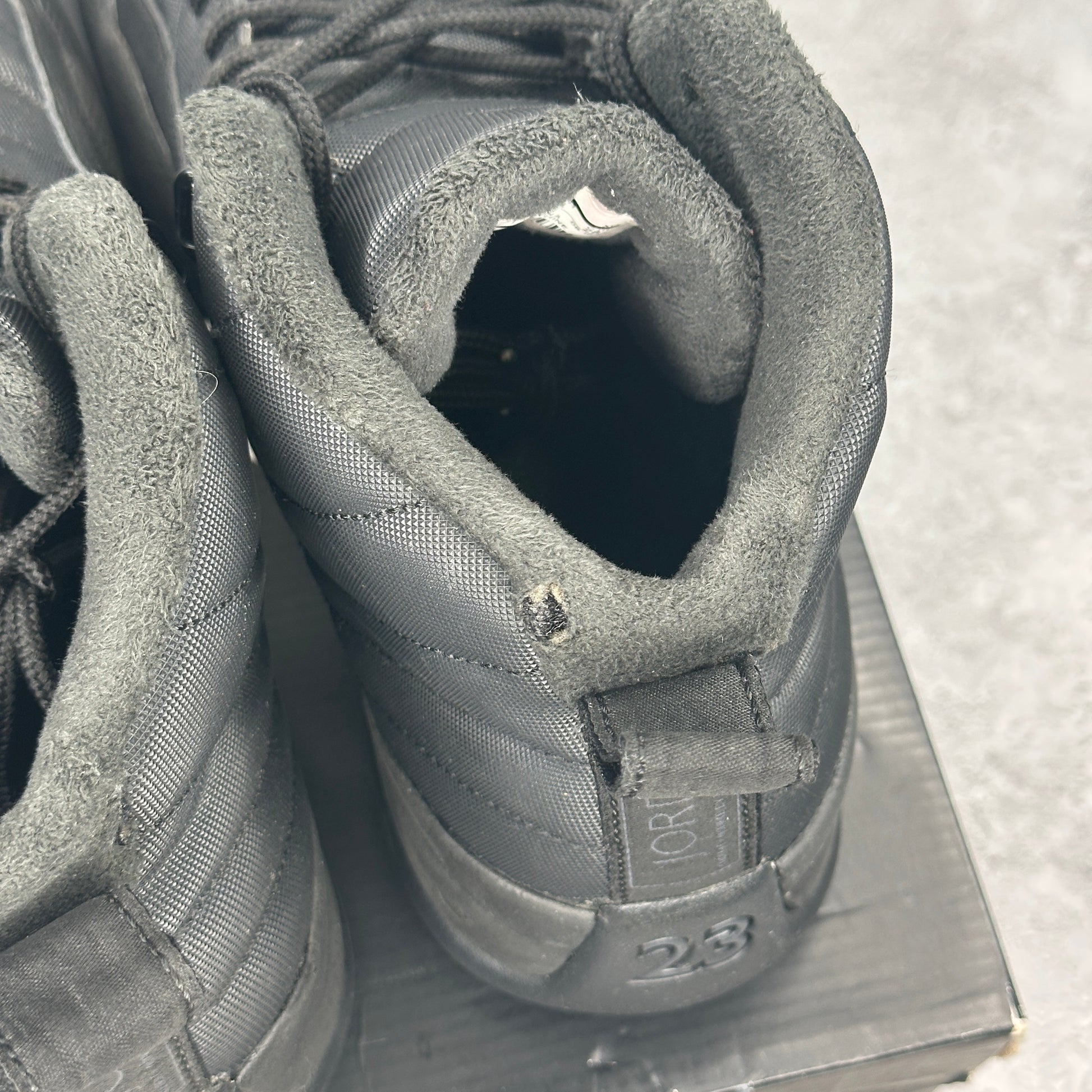 Jordan 12 Retro Winter Black *pre-owned* SIZE 10