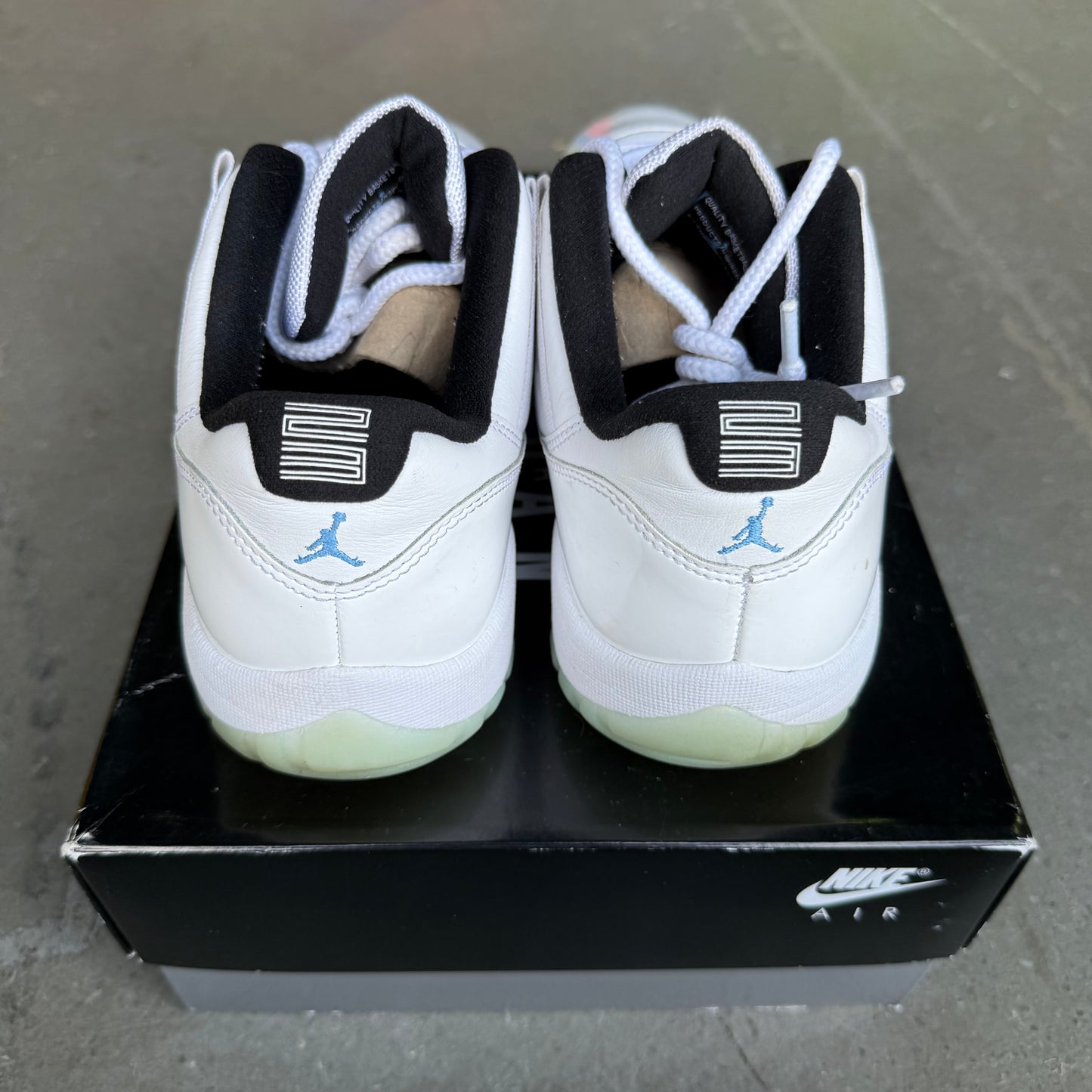 Jordan 11 Retro Low Legend Blue *pre-owned* (SIZE 10.5)
