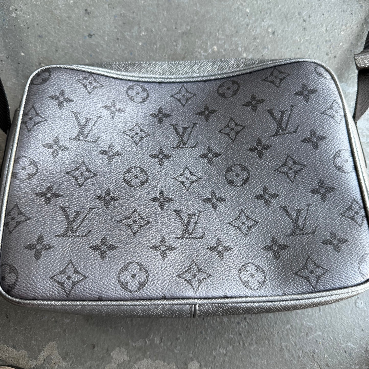 LOUIS VUITTON Outdoor Messenger PM Shoulder Bag M30830 Taigalama leather *pre-owned* LV