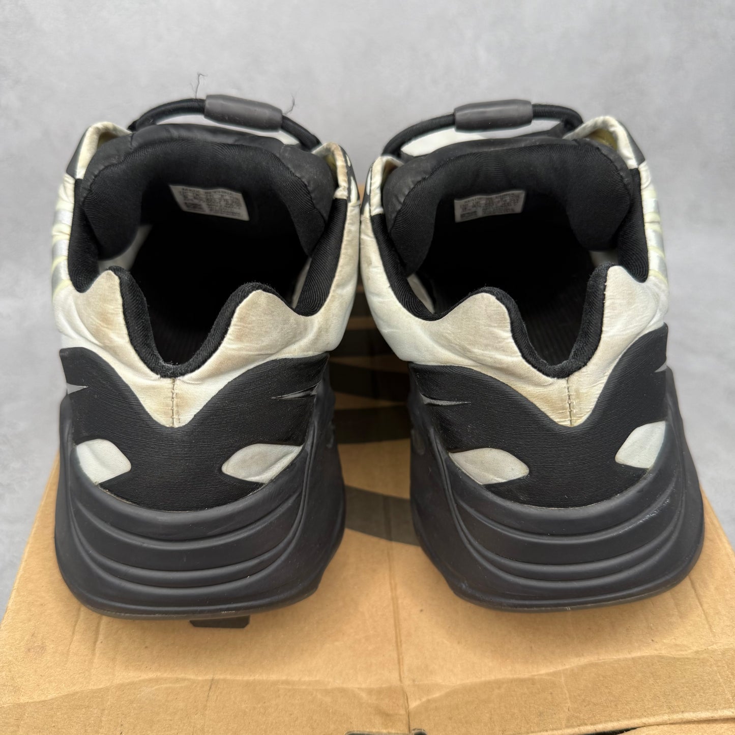 adidas Yeezy Boost 700 MNVN Blue Tint *pre-owned* SIZE 9