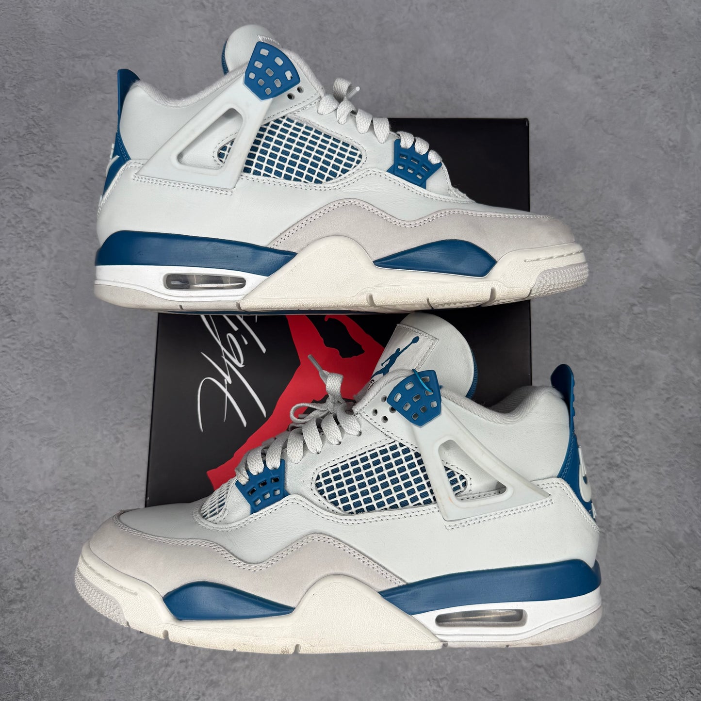Jordan 4 Retro Military Blue (2024) *pre-owned* SIZE 9