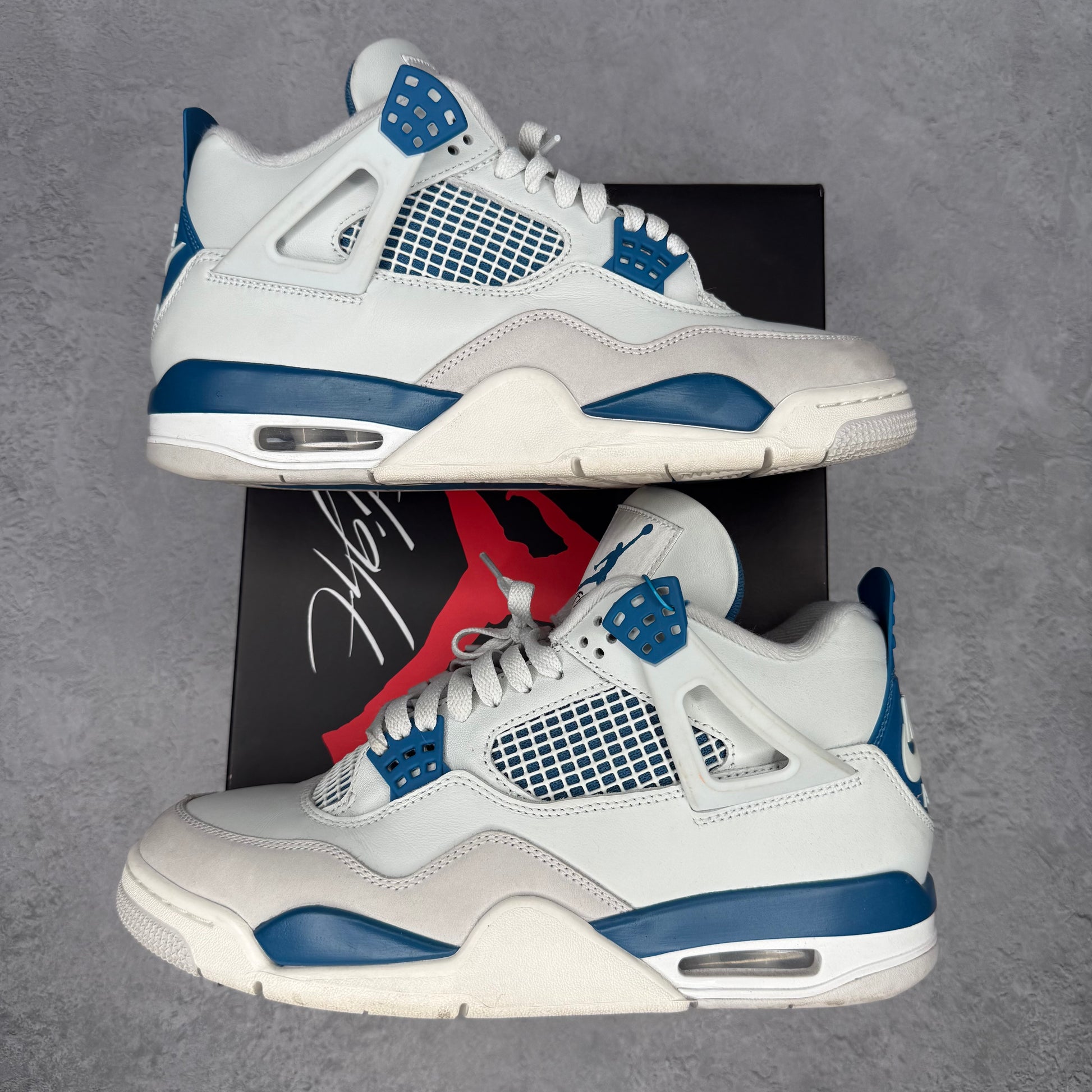 Jordan 4 Retro Military Blue (2024) *pre-owned* SIZE 9