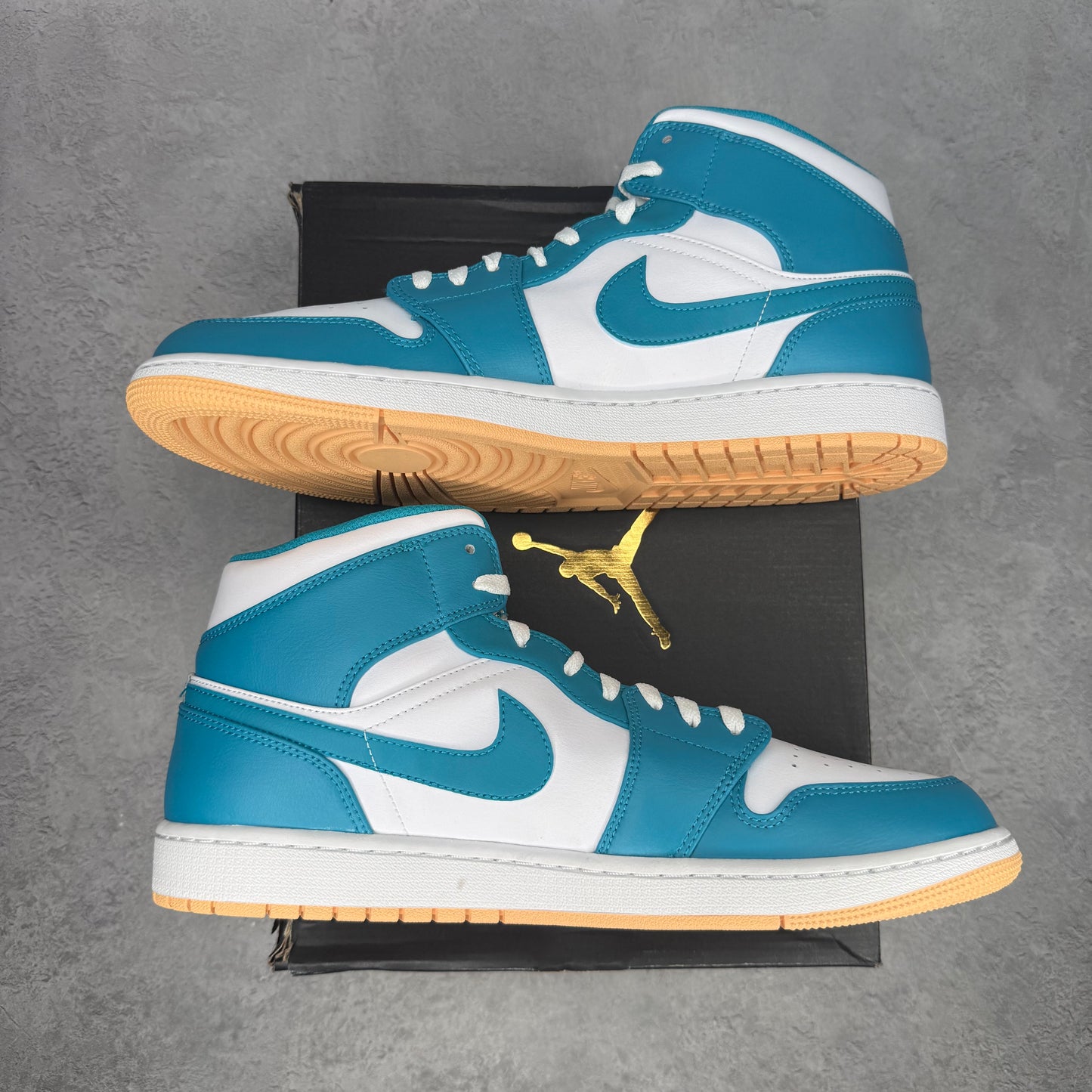 Jordan 1 Mid Aquatone VNDS *pre-owned* SIZE 13