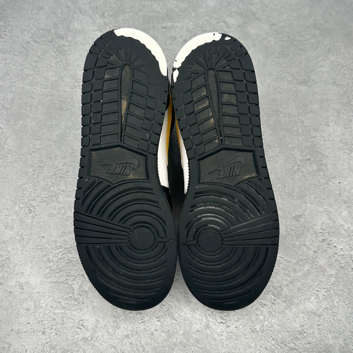 Jordan 1 Mid White Pollen Black (GS) *pre-owned* SIZE 7Y