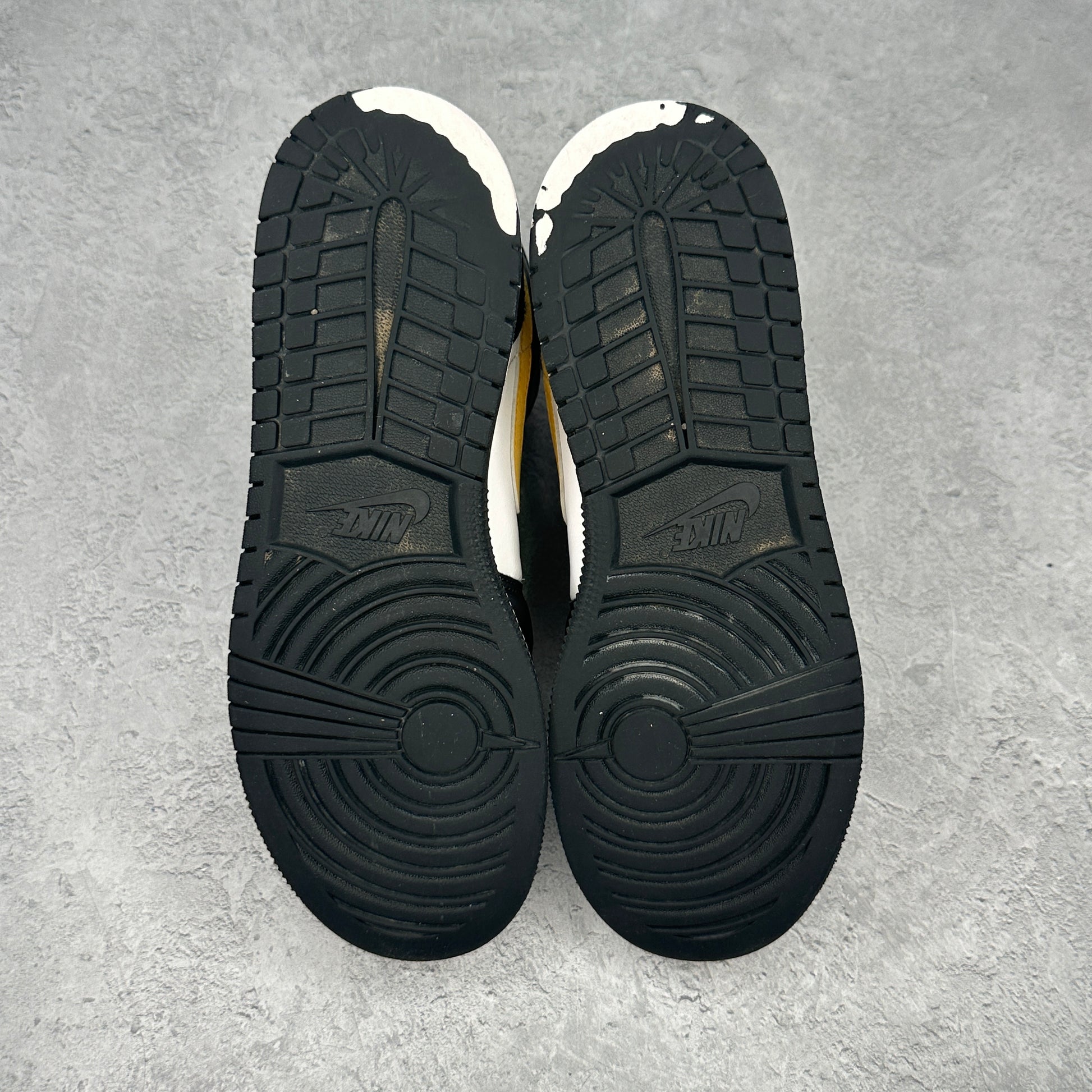 Jordan 1 Mid White Pollen Black (GS) *pre-owned* SIZE 7Y