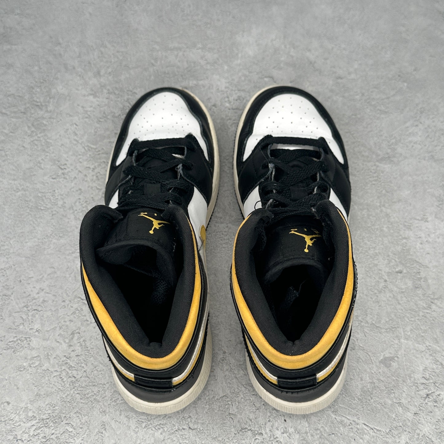 Jordan 1 Mid White Pollen Black (GS) *pre-owned* SIZE 7Y