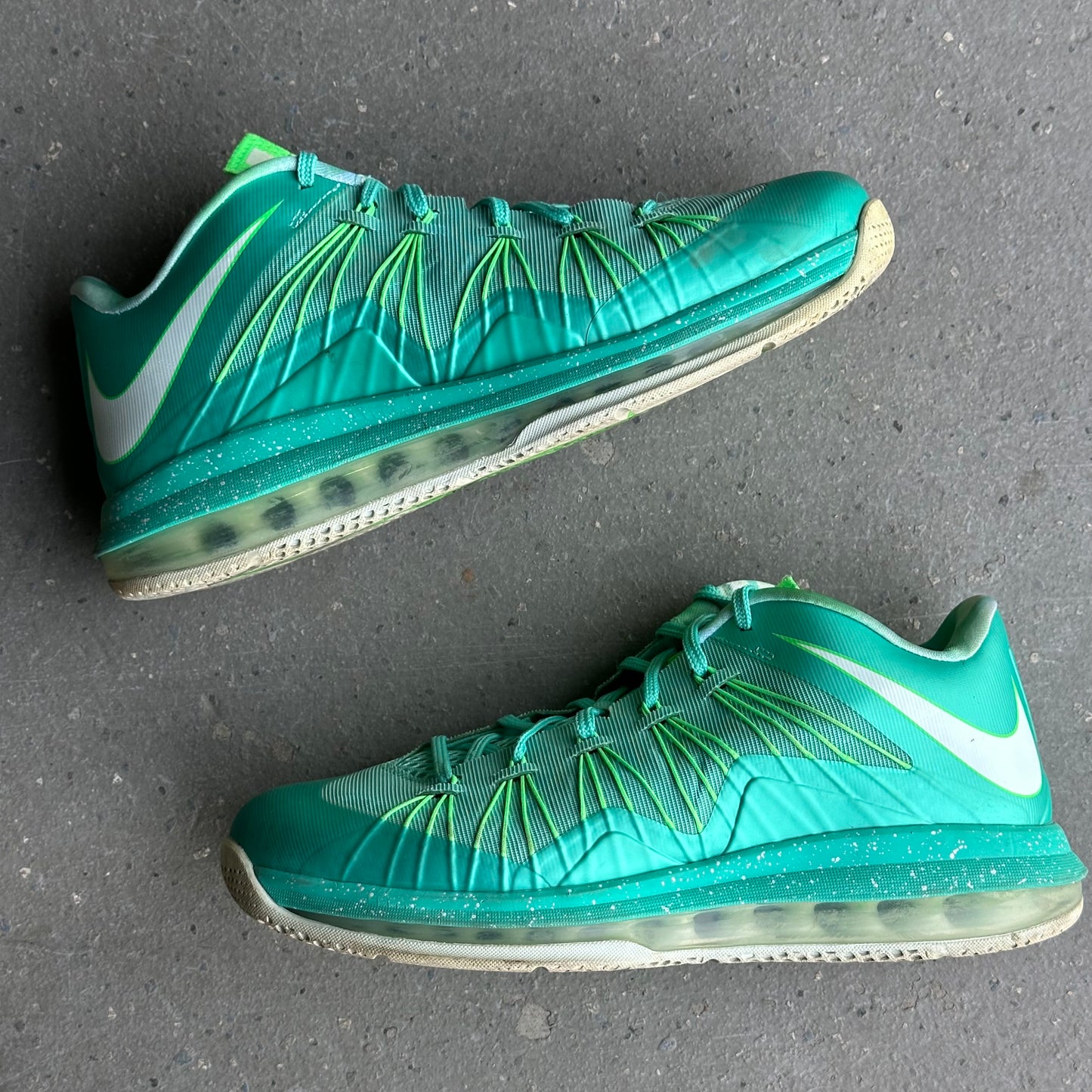 Nike LeBron X Low Easter *pre-owned* (SIZE 9.5)