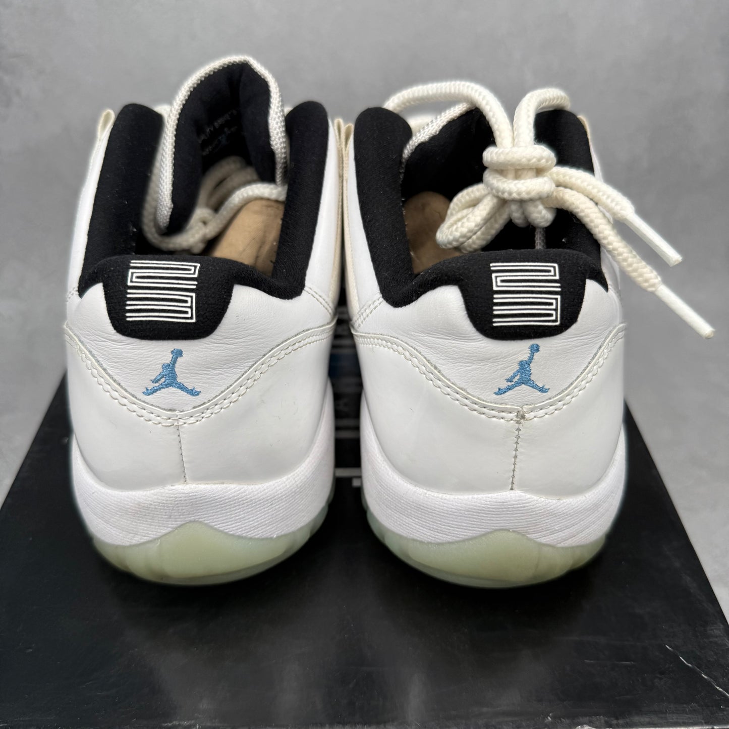 Jordan 11 Retro Low Legend Blue *pre-owned* SIZE 10.5