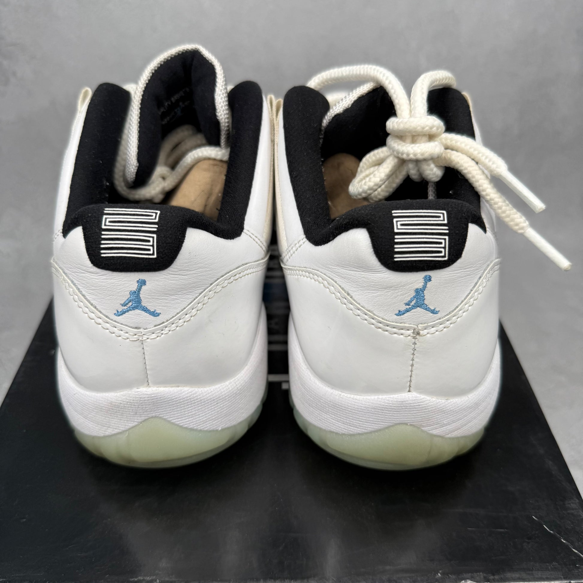 Jordan 11 Retro Low Legend Blue *pre-owned* SIZE 10.5