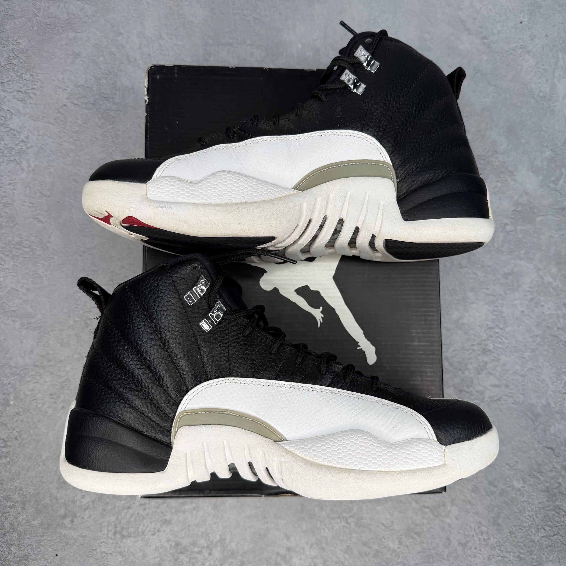 Jordan 12 Retro Playoffs (2012) *pre-owned* SIZE 8.5