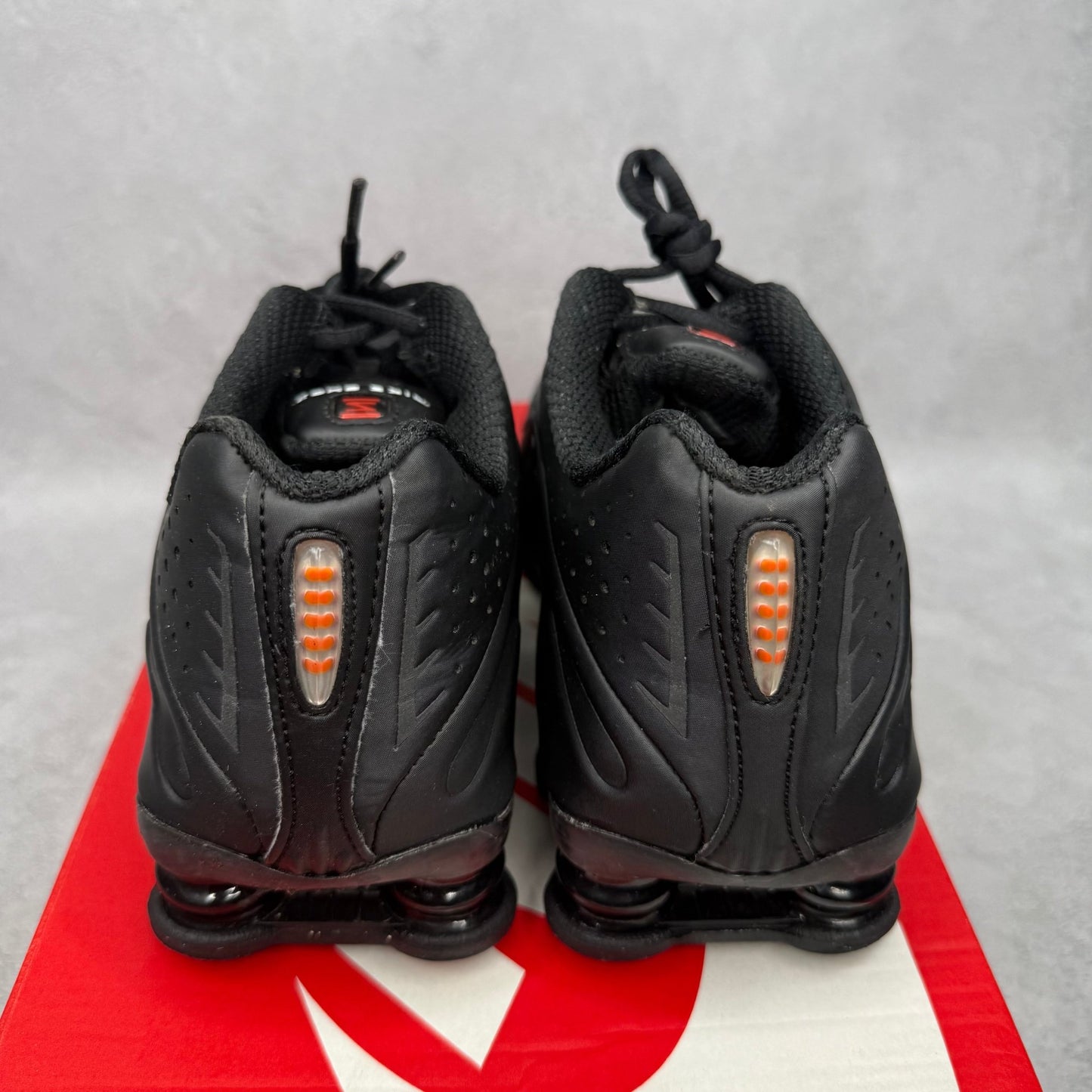 Nike Shox R4 Black (Women's) *pre-owned* SIZE 7W