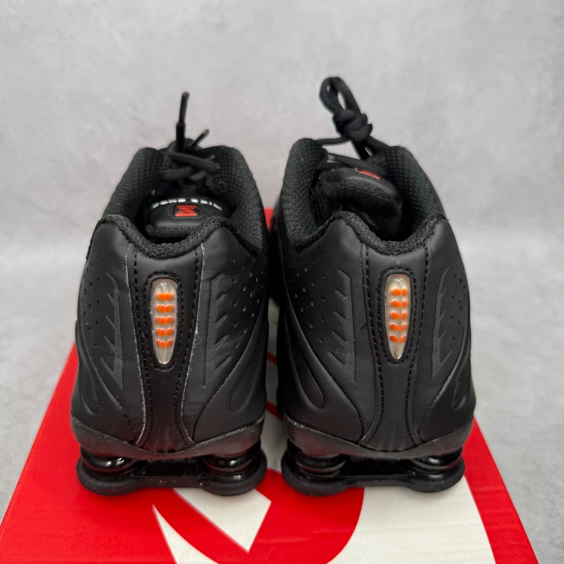 Nike Shox R4 Black (Women's) *pre-owned* SIZE 7W