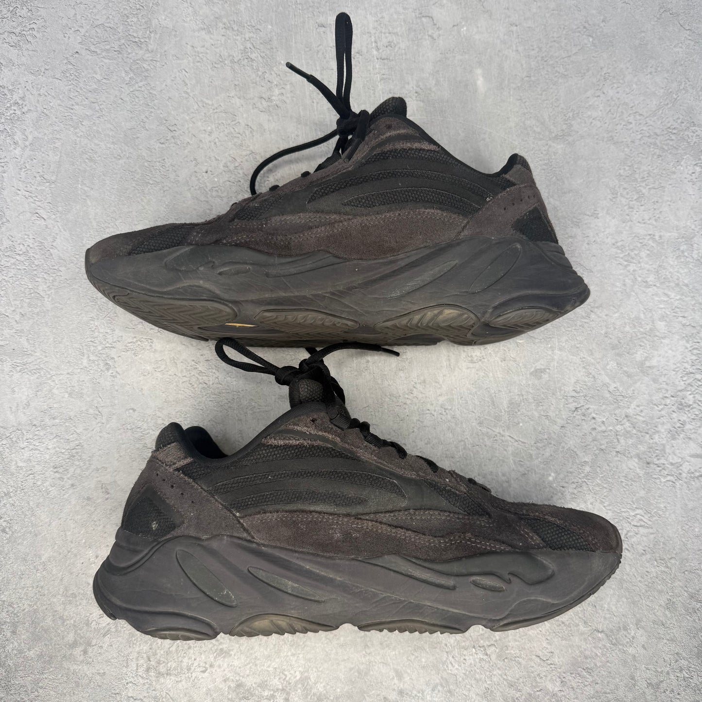 adidas Yeezy Boost 700 V2 Vanta *pre-owned* SIZE 10