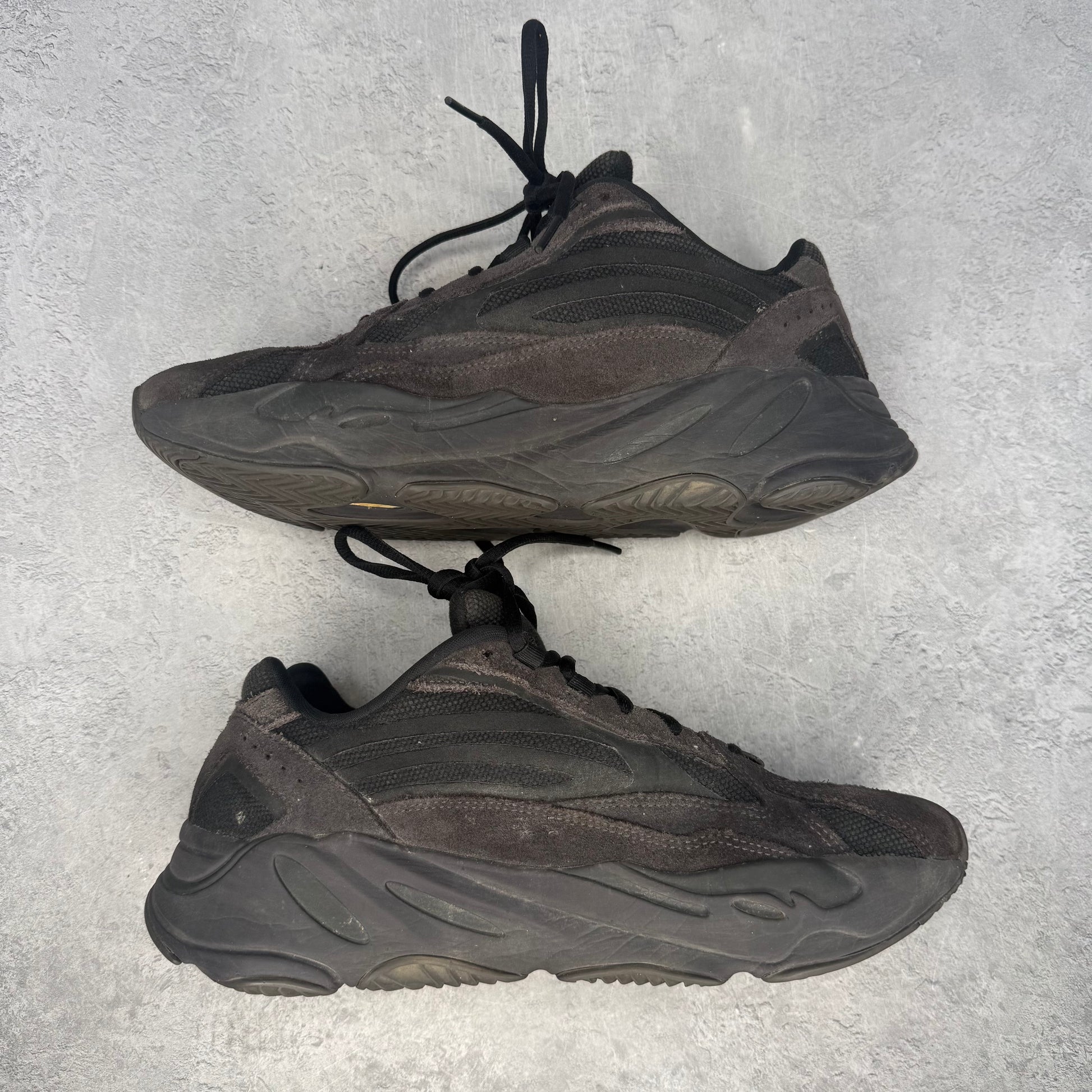 adidas Yeezy Boost 700 V2 Vanta *pre-owned* SIZE 10