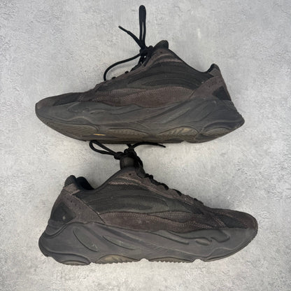 adidas Yeezy Boost 700 V2 Vanta *pre-owned* SIZE 10