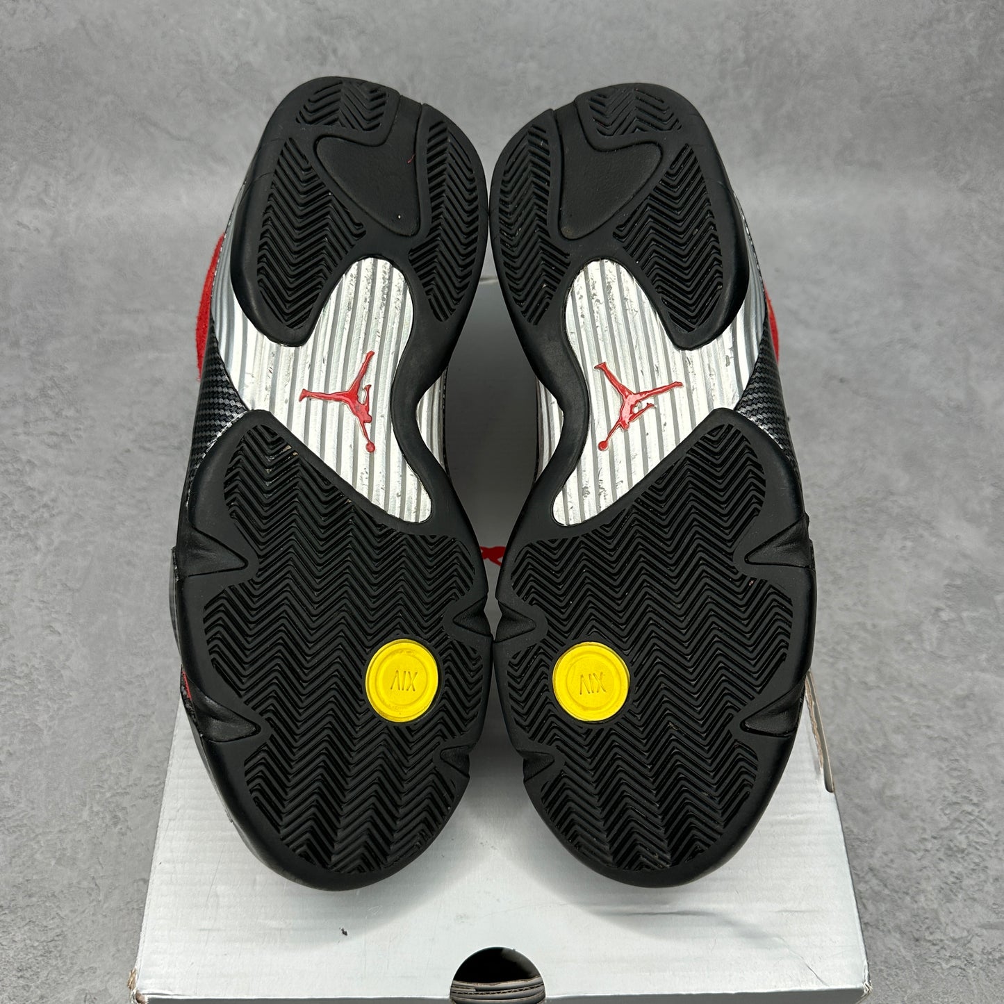 Jordan 14 Retro Ferrari (2025) *pre-owned* SIZE 9