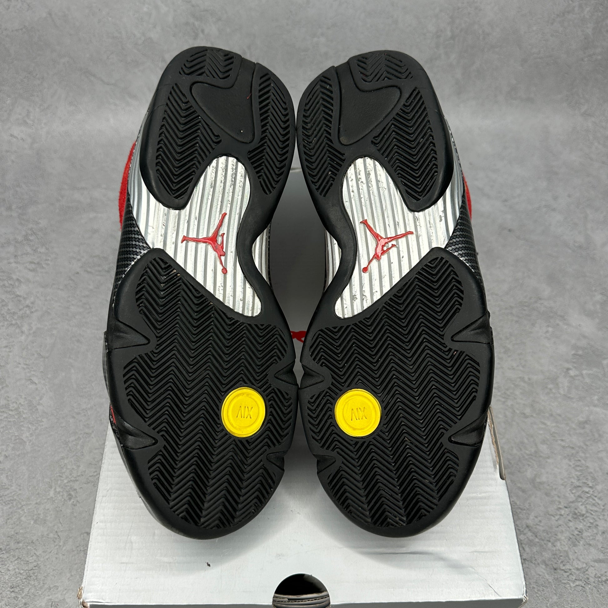 Jordan 14 Retro Ferrari (2025) *pre-owned* SIZE 9