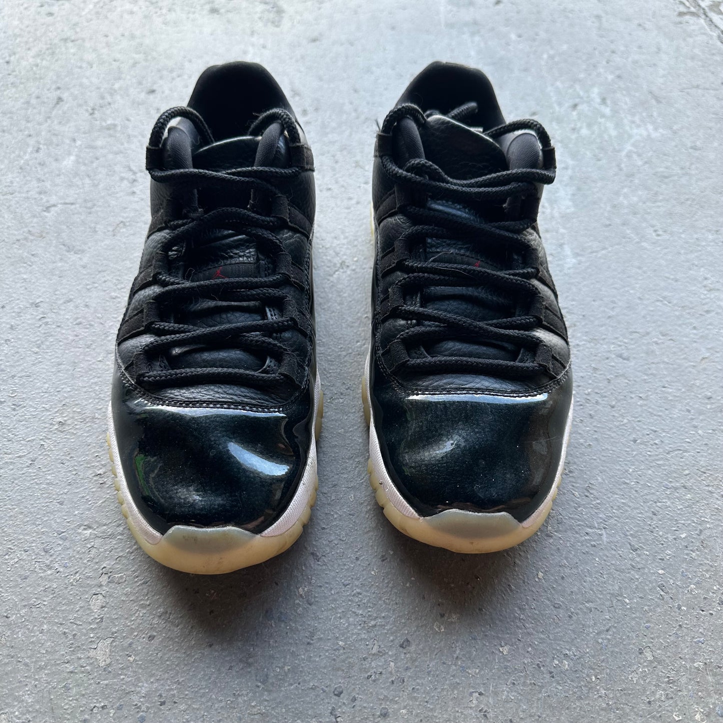 Jordan 11 Retro Low 72-10 *pre-owned* (SIZE 9.5)