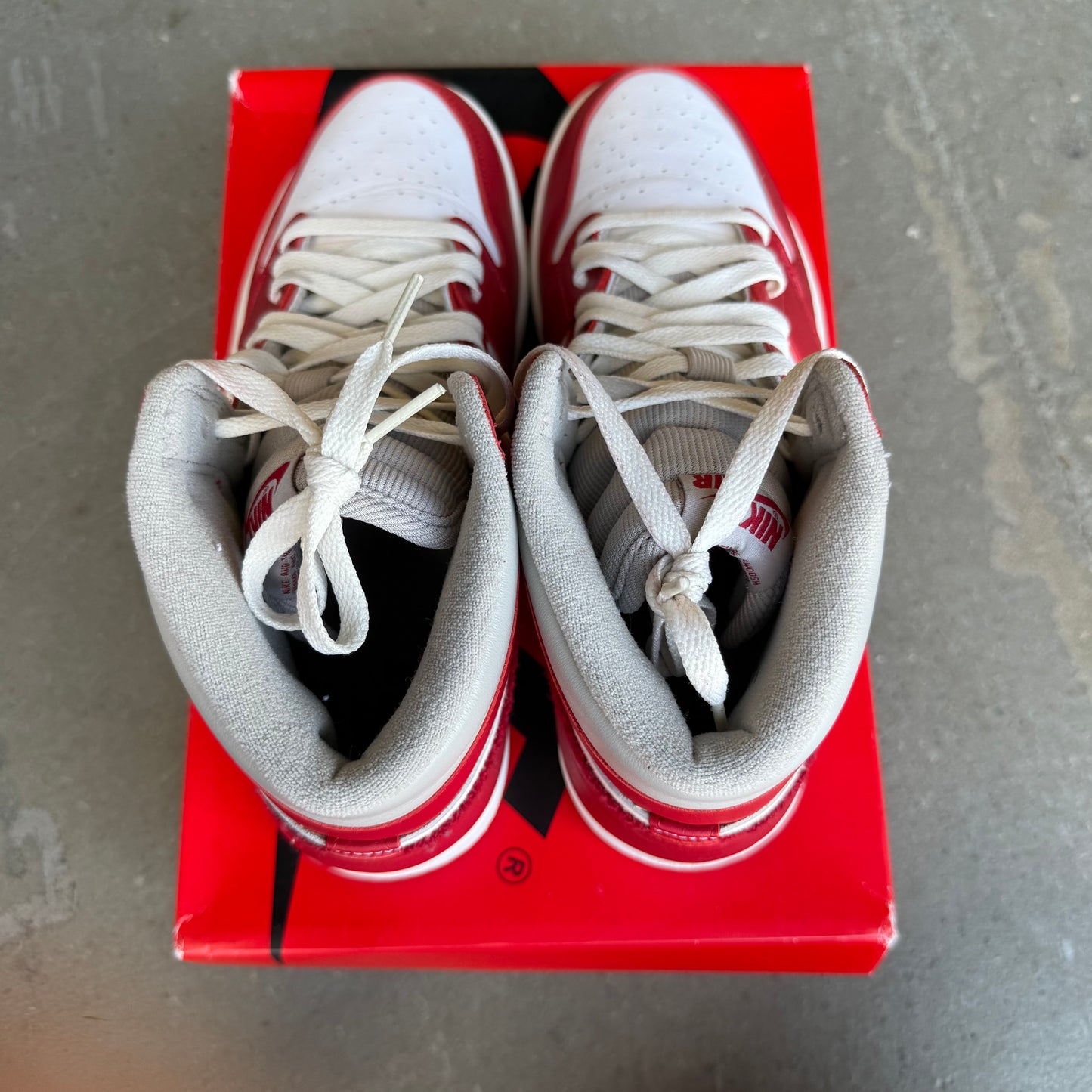 Jordan 1 Retro High OG Varsity Red (Women's) *pre-owned* (SIZE 10.5)