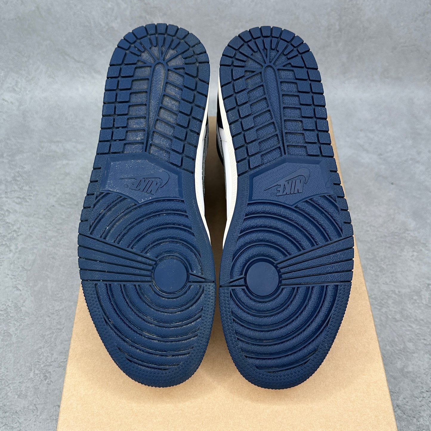 Jordan 1 Retro High OG Midnight Navy *pre-owned* SIZE 8.5