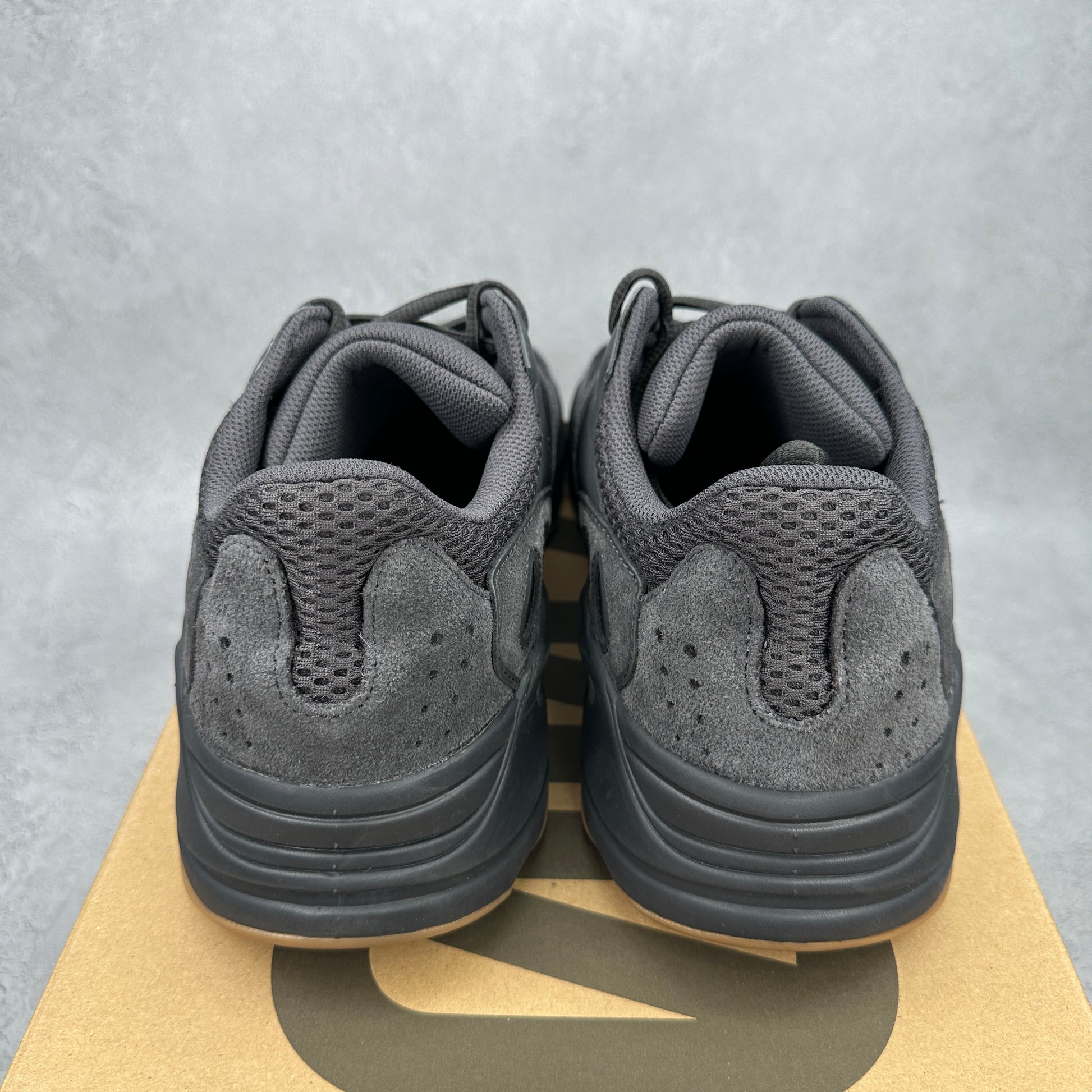 adidas Yeezy Boost 700 Utility Black VNDS *pre-owned* SIZE 12