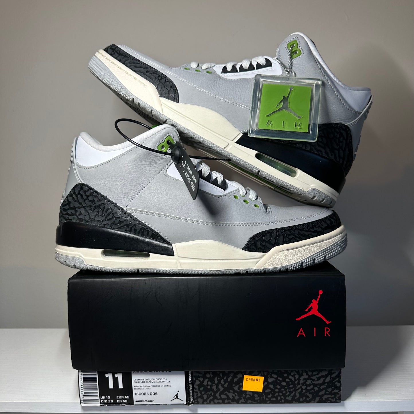 Jordan 3 Retro Chlorophyll *pre-owned* (SIZE 11)