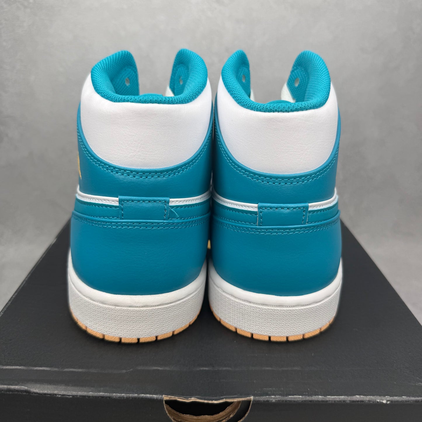 Jordan 1 Mid Aquatone VNDS *pre-owned* SIZE 13