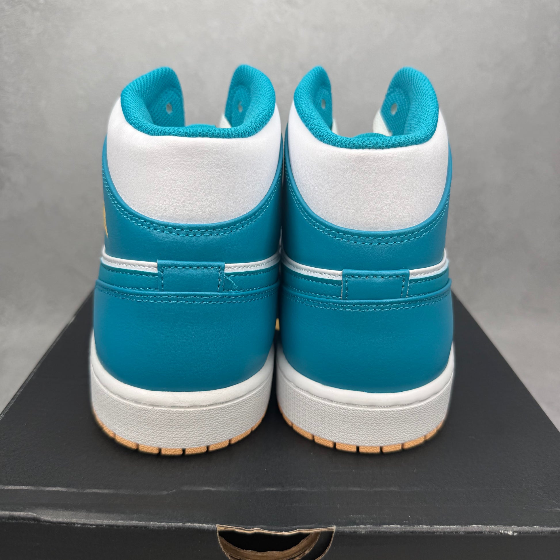 Jordan 1 Mid Aquatone VNDS *pre-owned* SIZE 13
