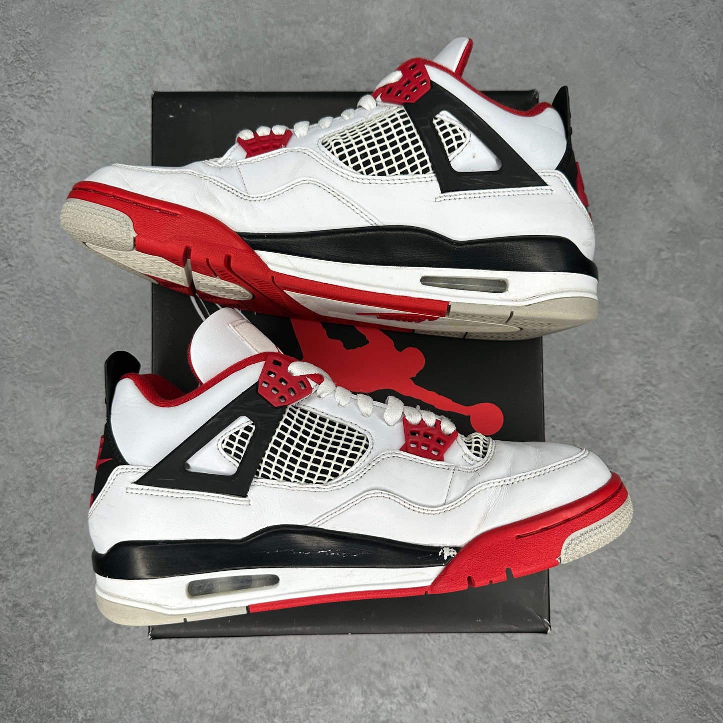 Jordan 4 Retro Fire Red (2020) *pre-owned* SIZE 9