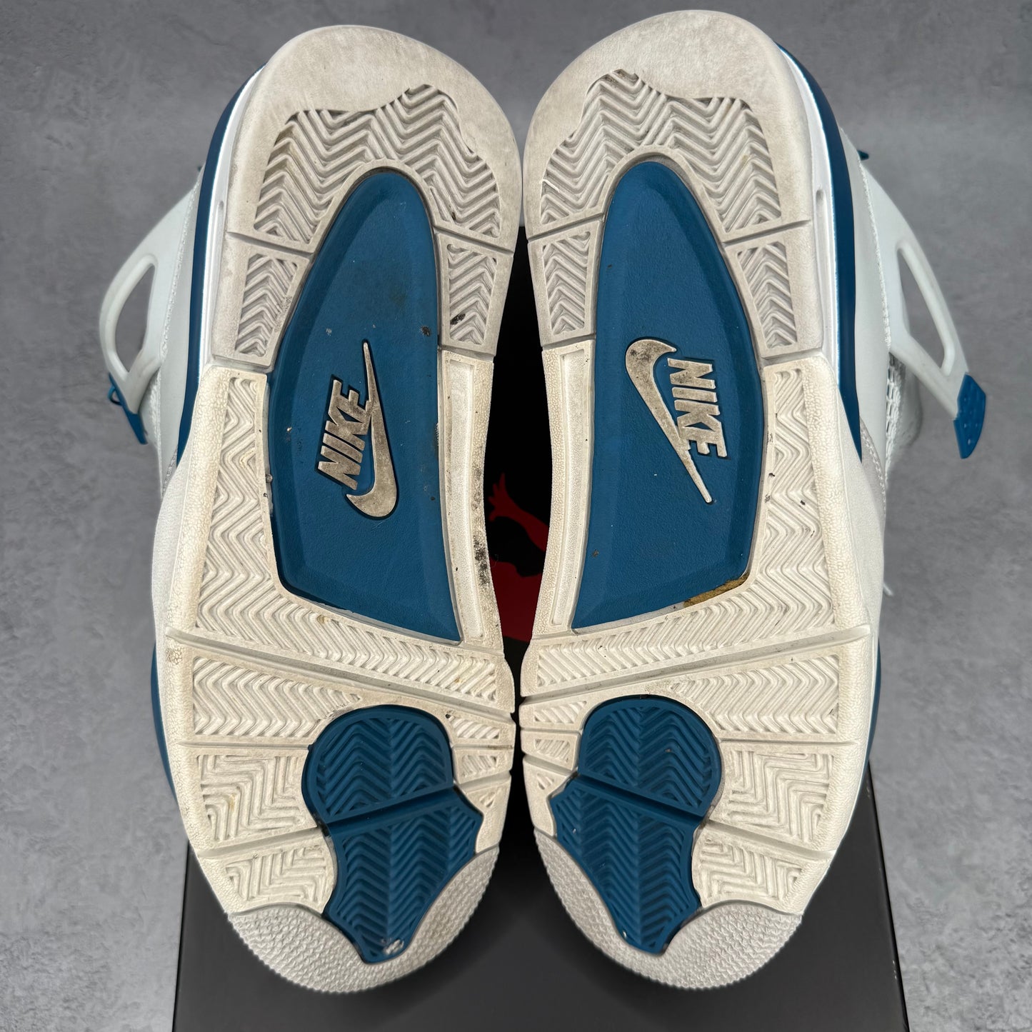 Jordan 4 Retro Military Blue (2024) *pre-owned* SIZE 9