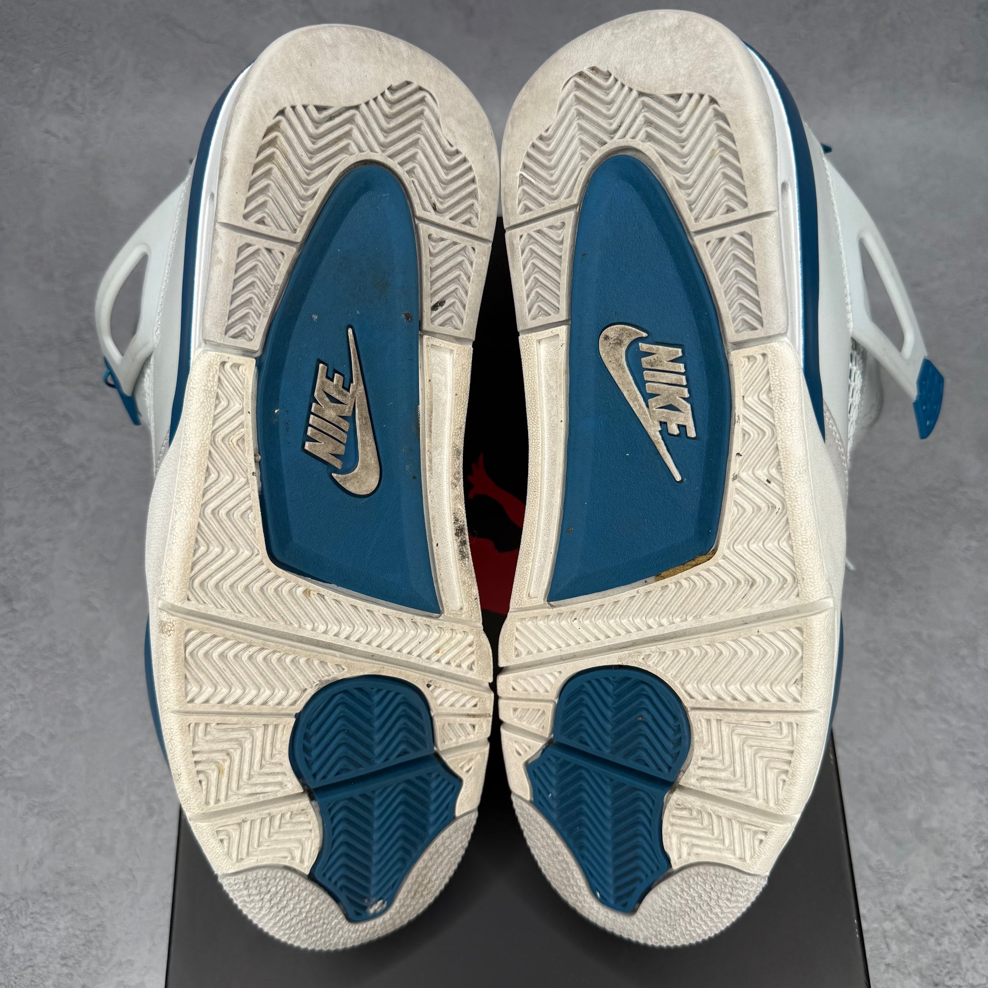 Jordan 4 Retro Military Blue (2024) *pre-owned* SIZE 9