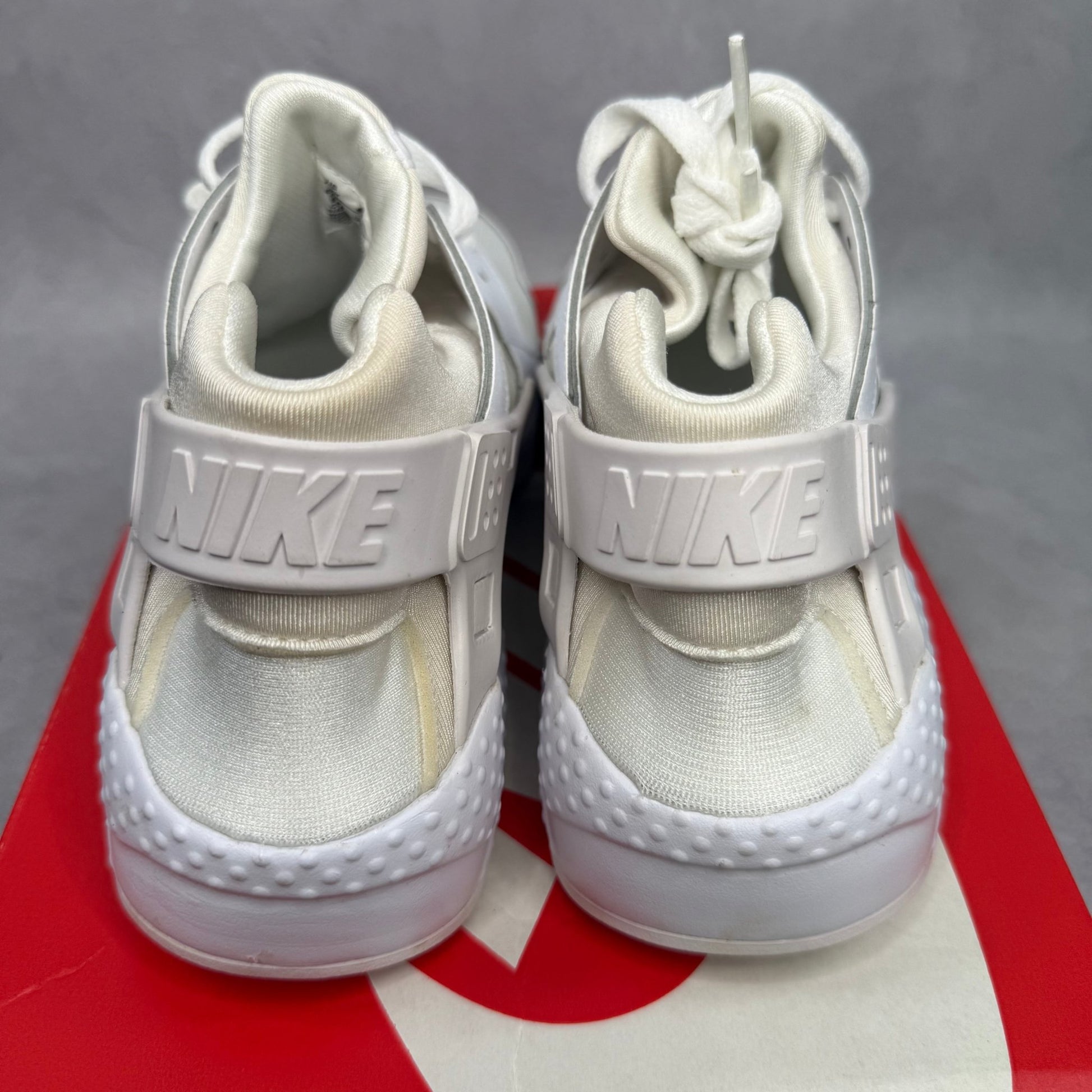 Nike Air Huarache Run White Pure Platinum (GS) *pre - owned* SIZE 6.5Y - Kicks Collective PA - Nike - 654275 - 110 - Kid's Shoes - 6.5Y - Pre - Owned
