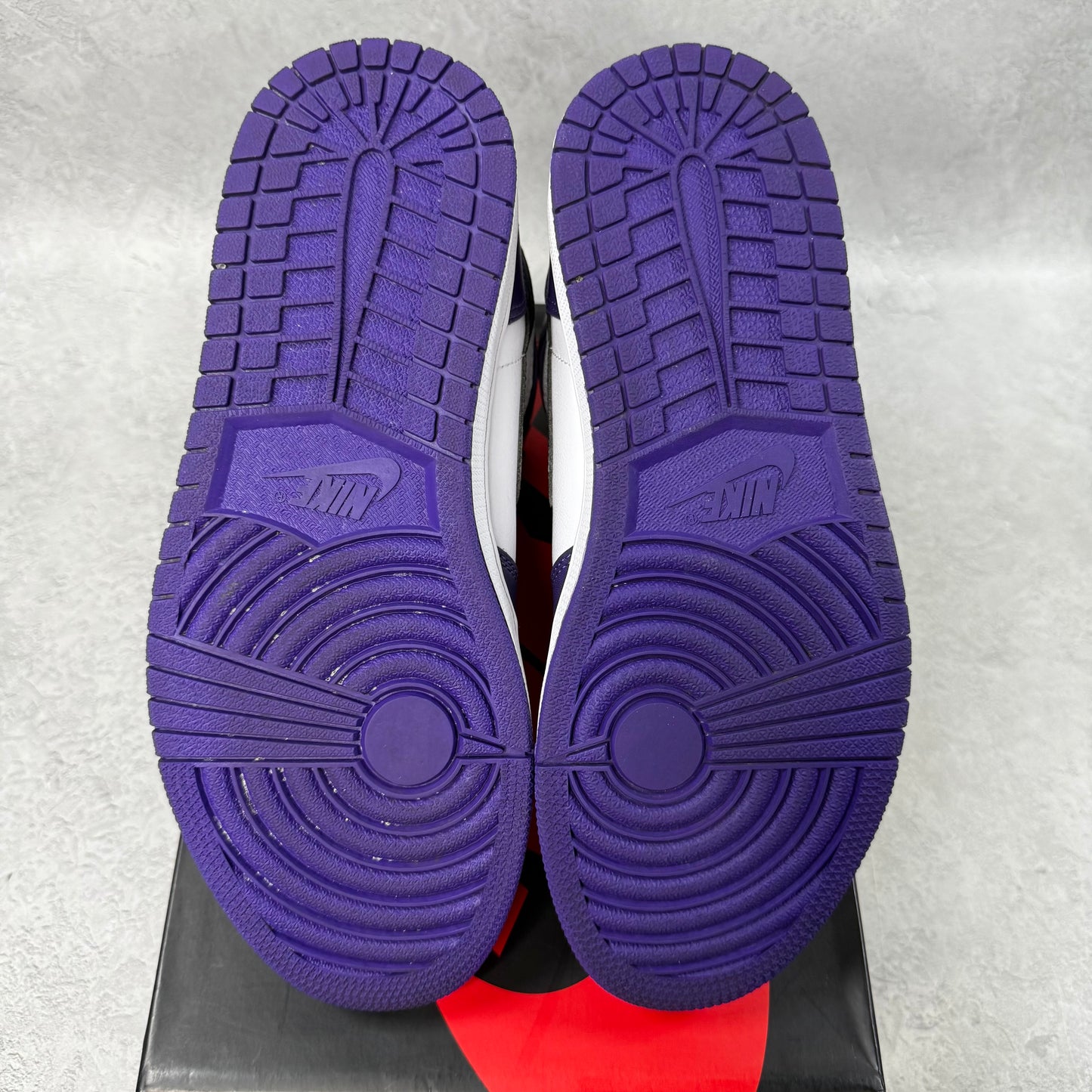 Jordan 1 Retro High Court Purple White *pre-owned* SIZE 8.5