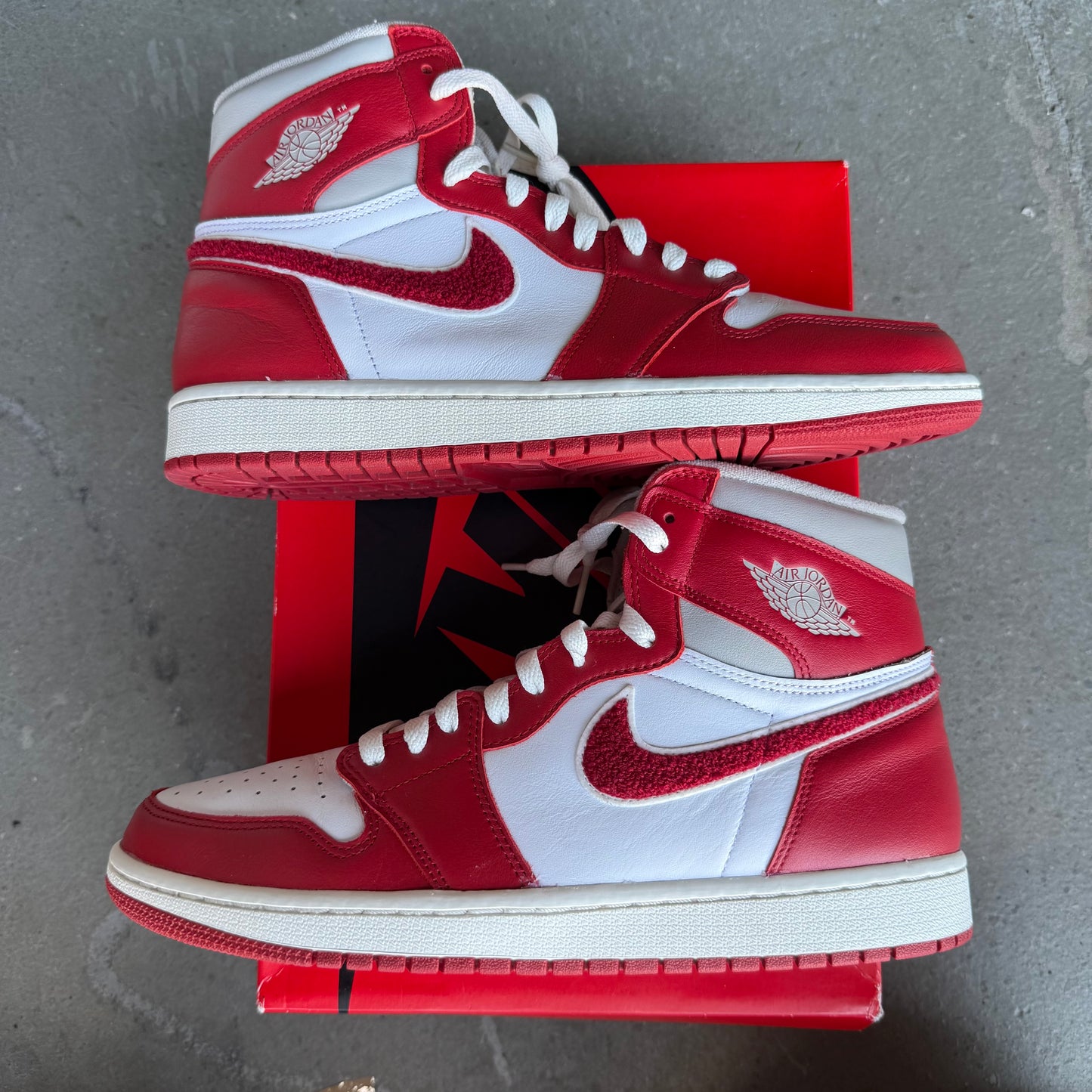 Jordan 1 Retro High OG Varsity Red (Women's) *pre-owned* (SIZE 10.5)