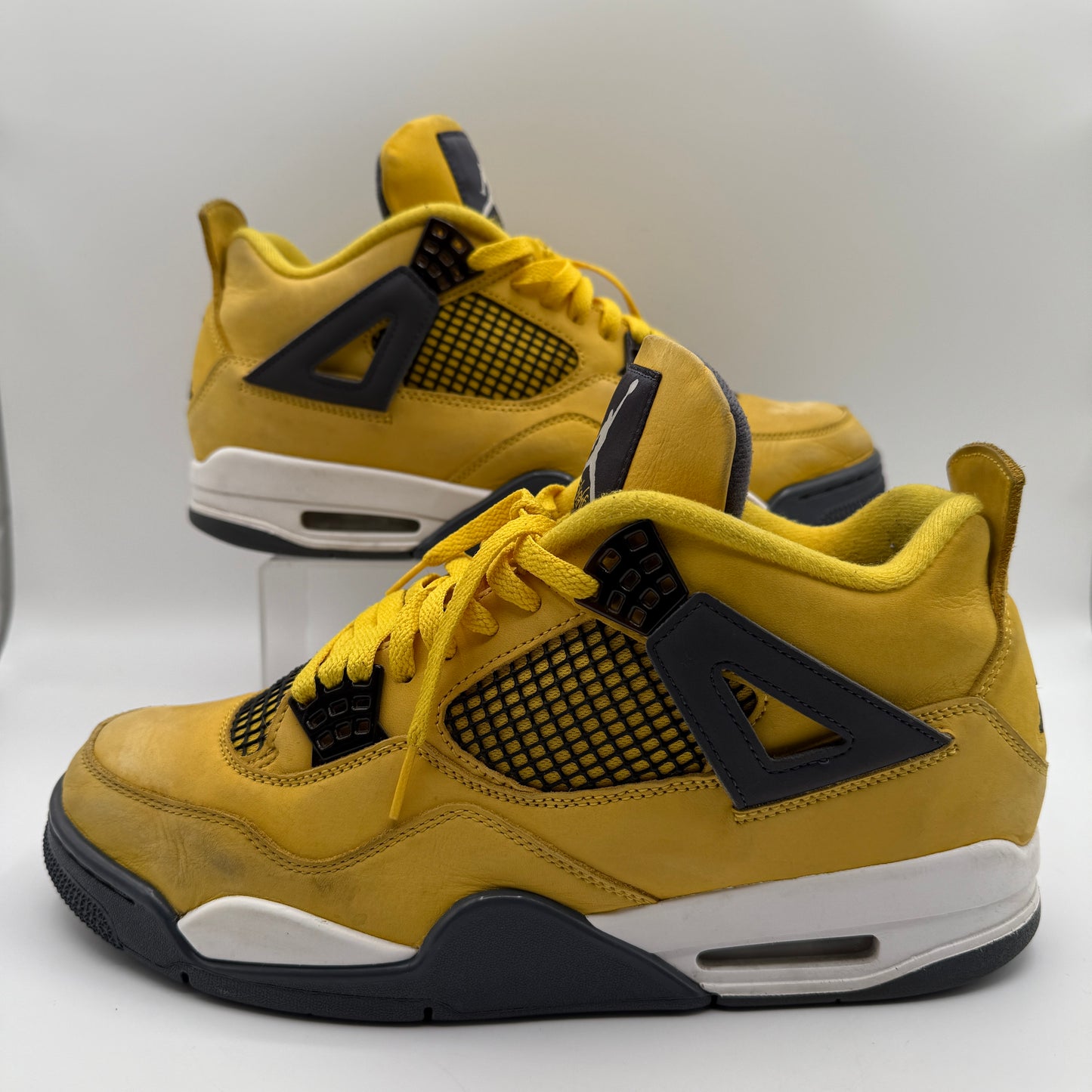 Jordan 4 Retro Lightning *pre-owned* (SIZE 11.5)