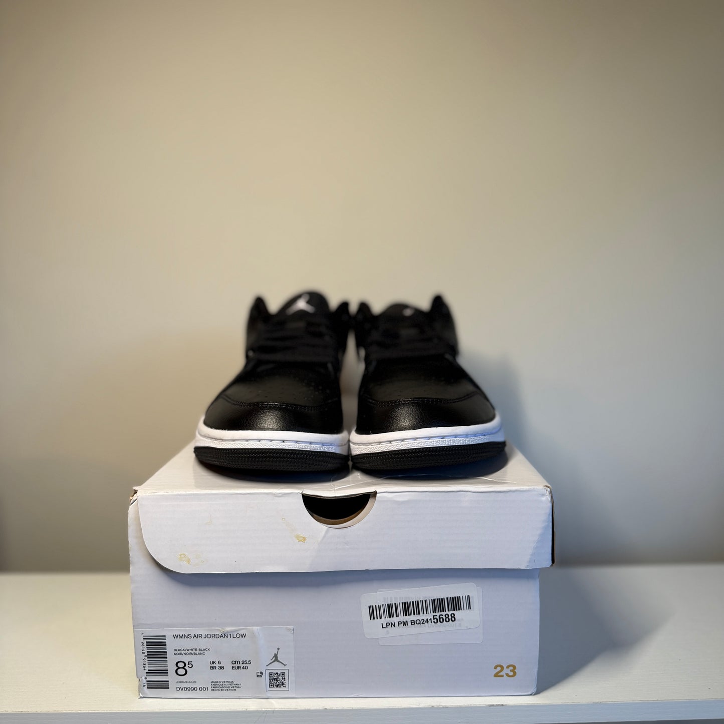 Jordan 1 Low Black White (2022) *pre-owned* (SIZE 8.5W)