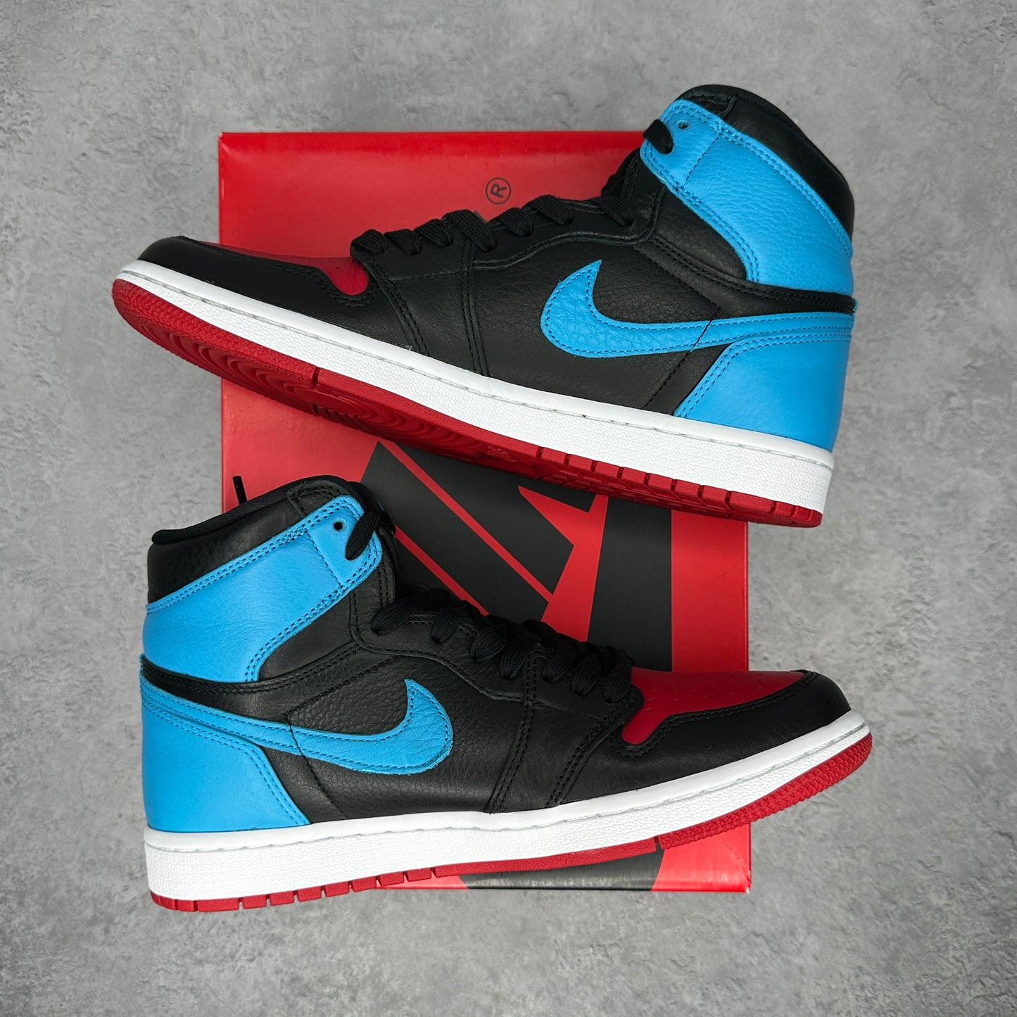 Jordan 1 Retro High NC to Chi (Women's) *pre-owned* SIZE 9W