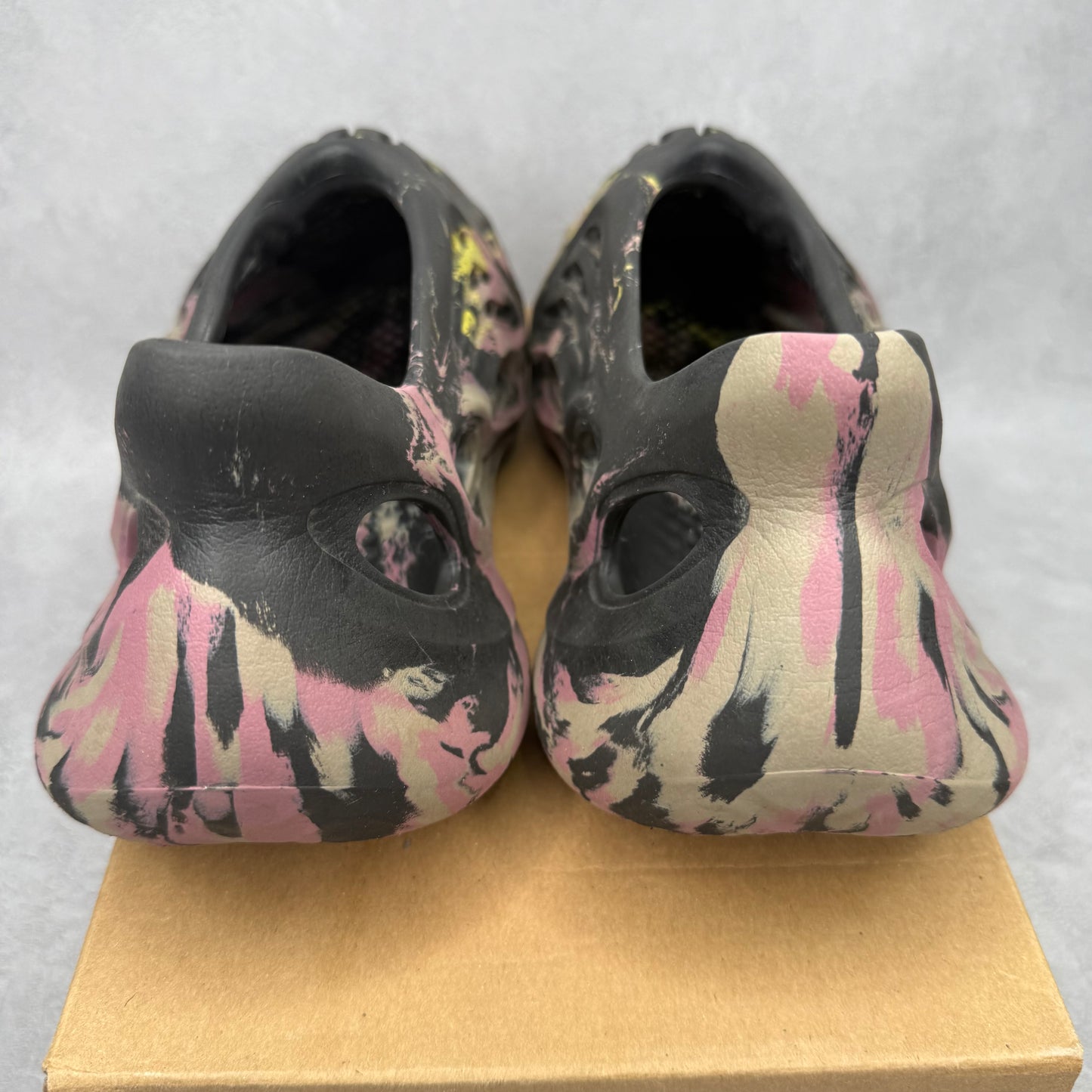 adidas Yeezy Foam RNR MX Carbon *pre-owned* SIZE 9