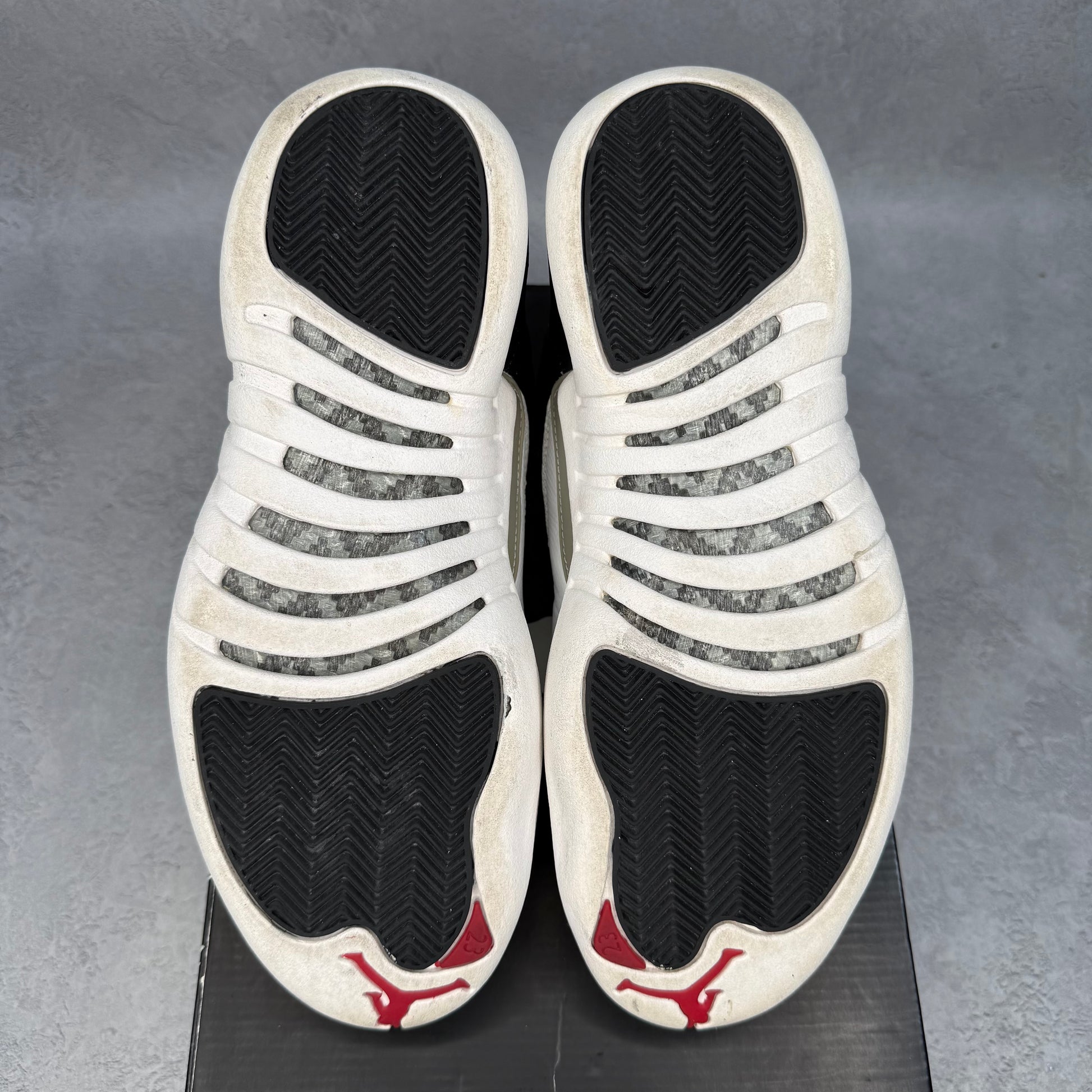 Jordan 12 Retro Playoffs (2012) *pre-owned* SIZE 8.5