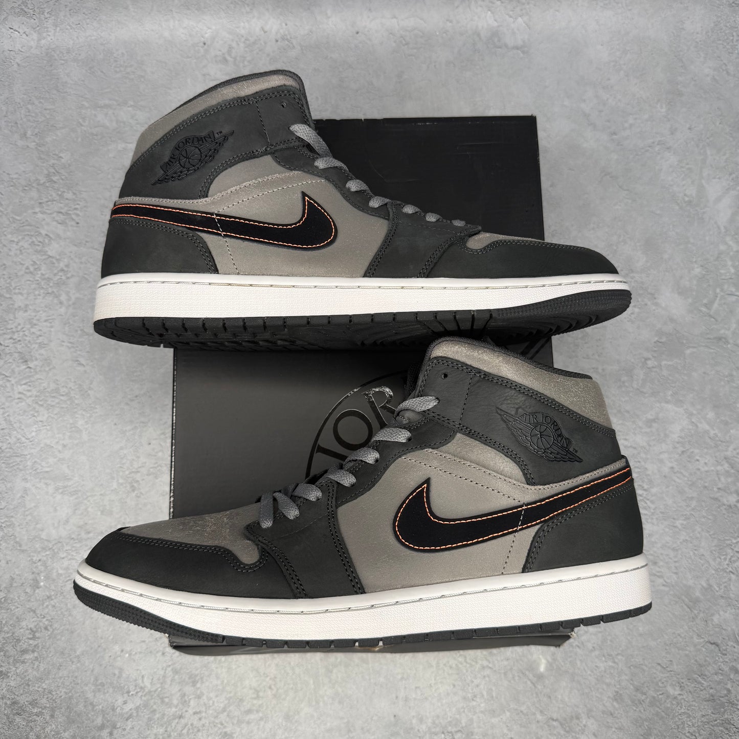 Jordan 1 Mid SE Night Stadium *pre-owned* SIZE 13