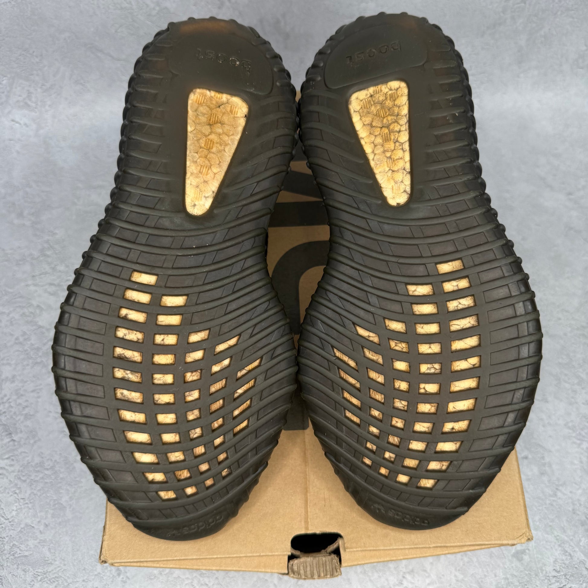 adidas Yeezy Boost 350 V2 Black Red *pre-owned* SIZE 8