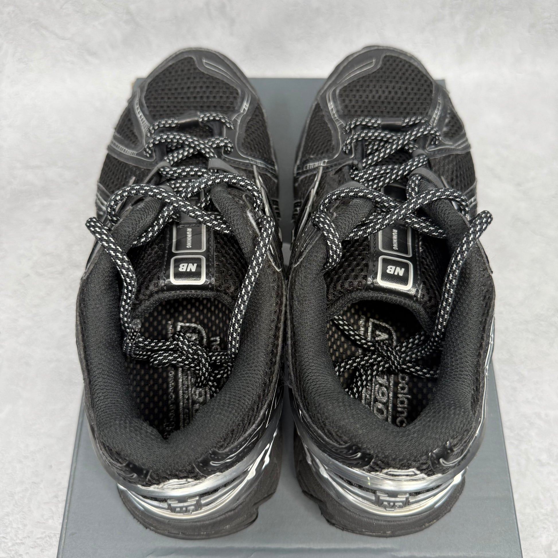 New Balance 1906R Black Metallic Silver *pre-owned* SIZE 8.5