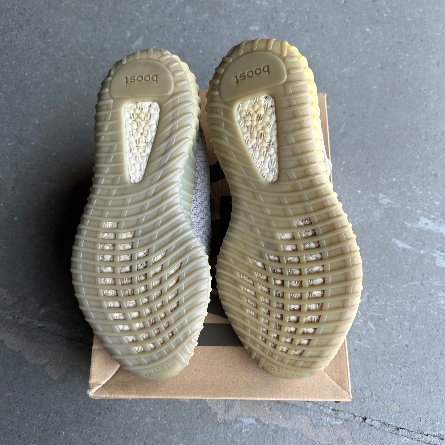 adidas Yeezy Boost 350 V2 Tail Light *pre-owned* (SIZE 10)