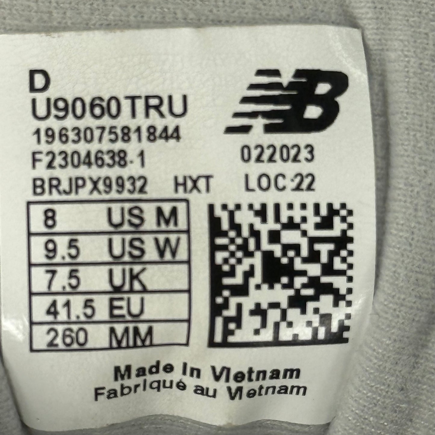 New Balance 9060 Cherry Blossom *pre-owned* SIZE 8