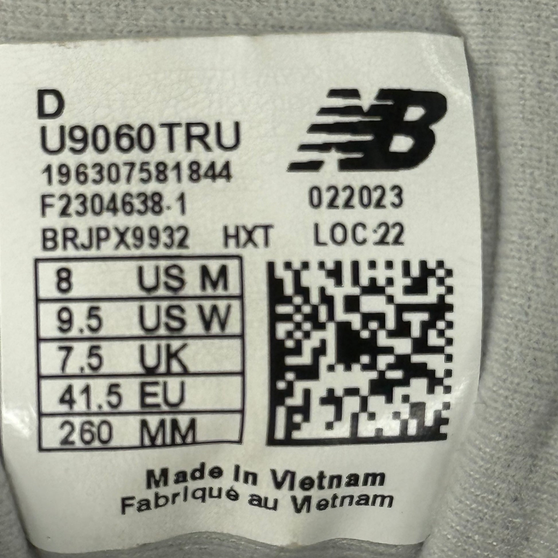 New Balance 9060 Cherry Blossom *pre-owned* SIZE 8