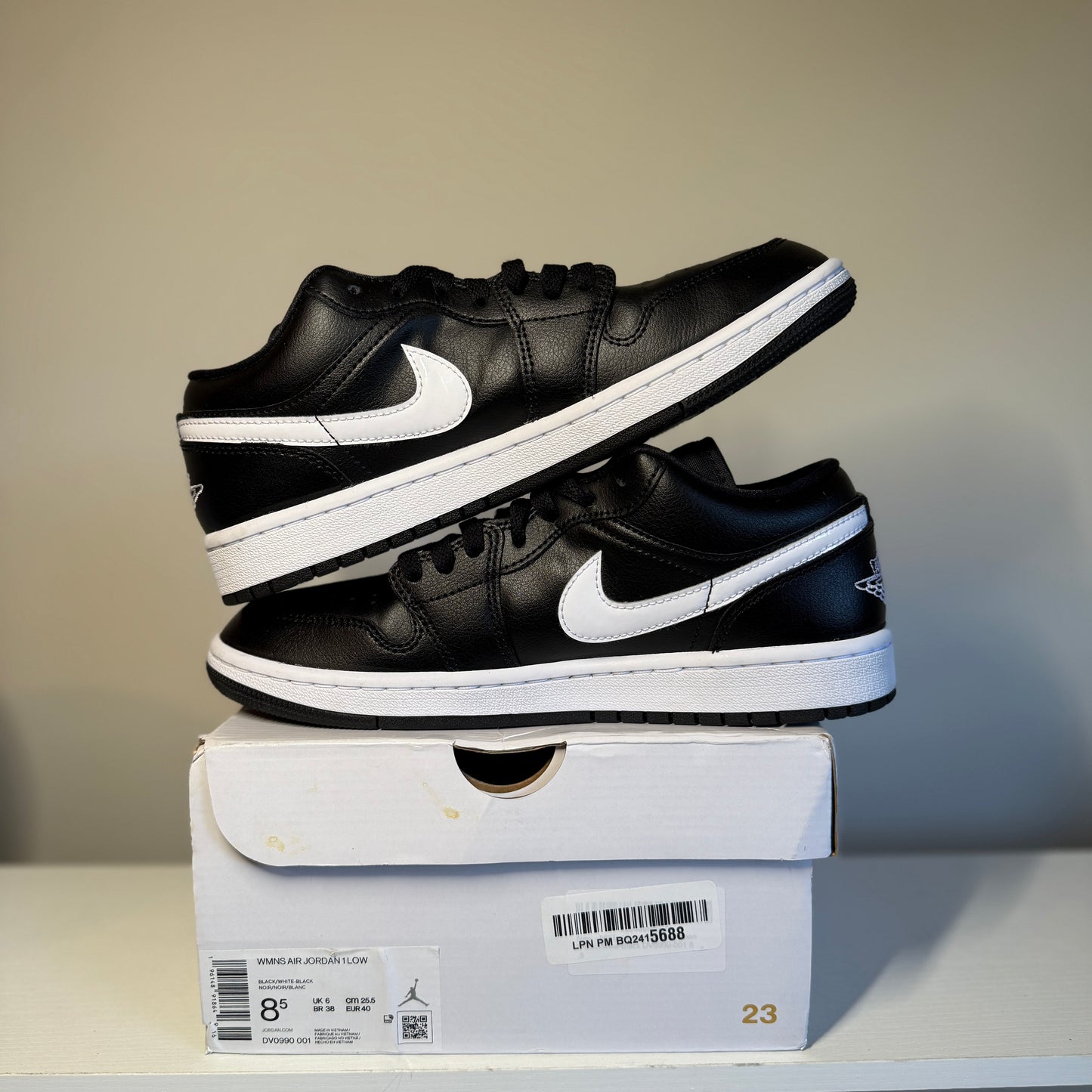 Jordan 1 Low Black White (2022) *pre-owned* (SIZE 8.5W)