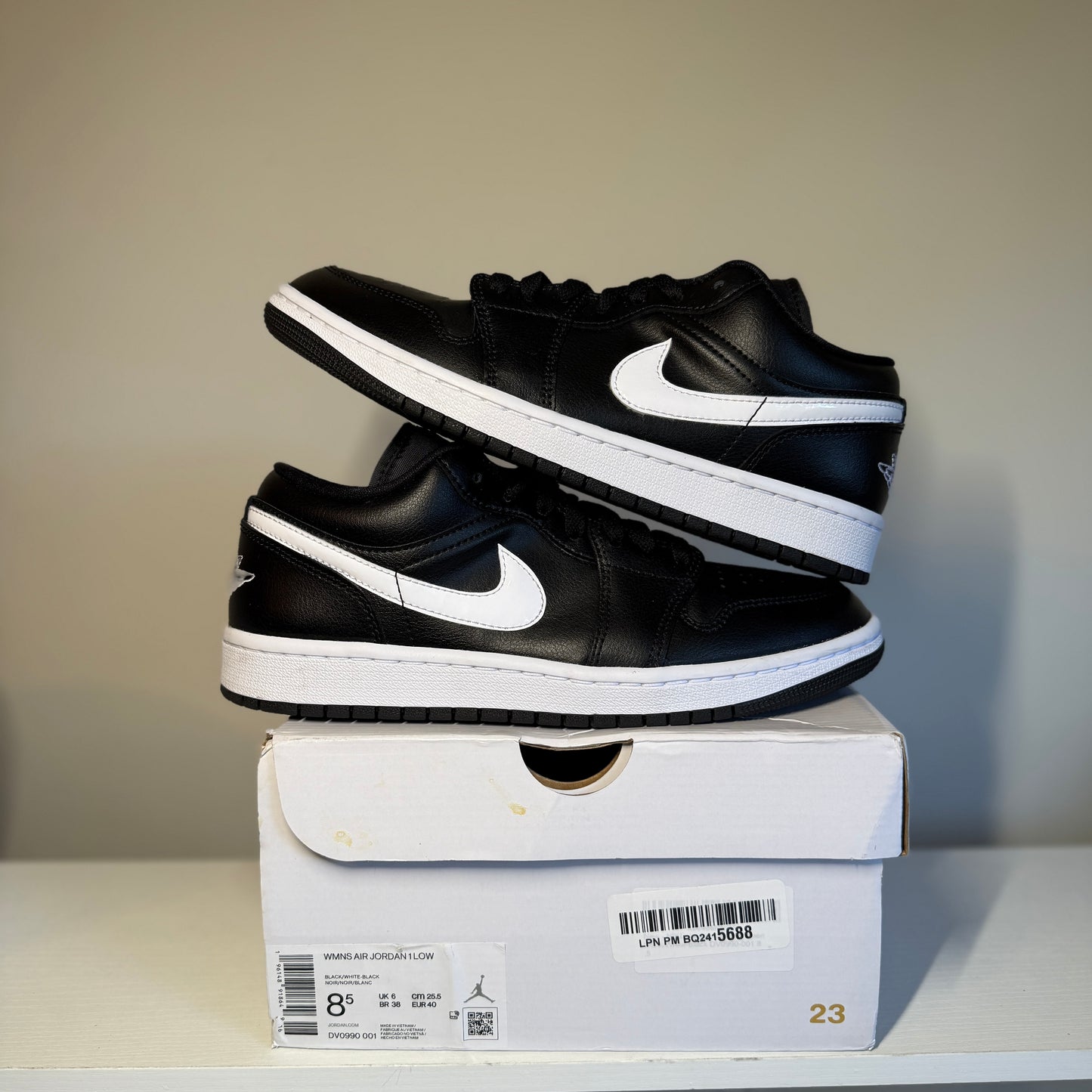 Jordan 1 Low Black White (2022) *pre-owned* (SIZE 8.5W)